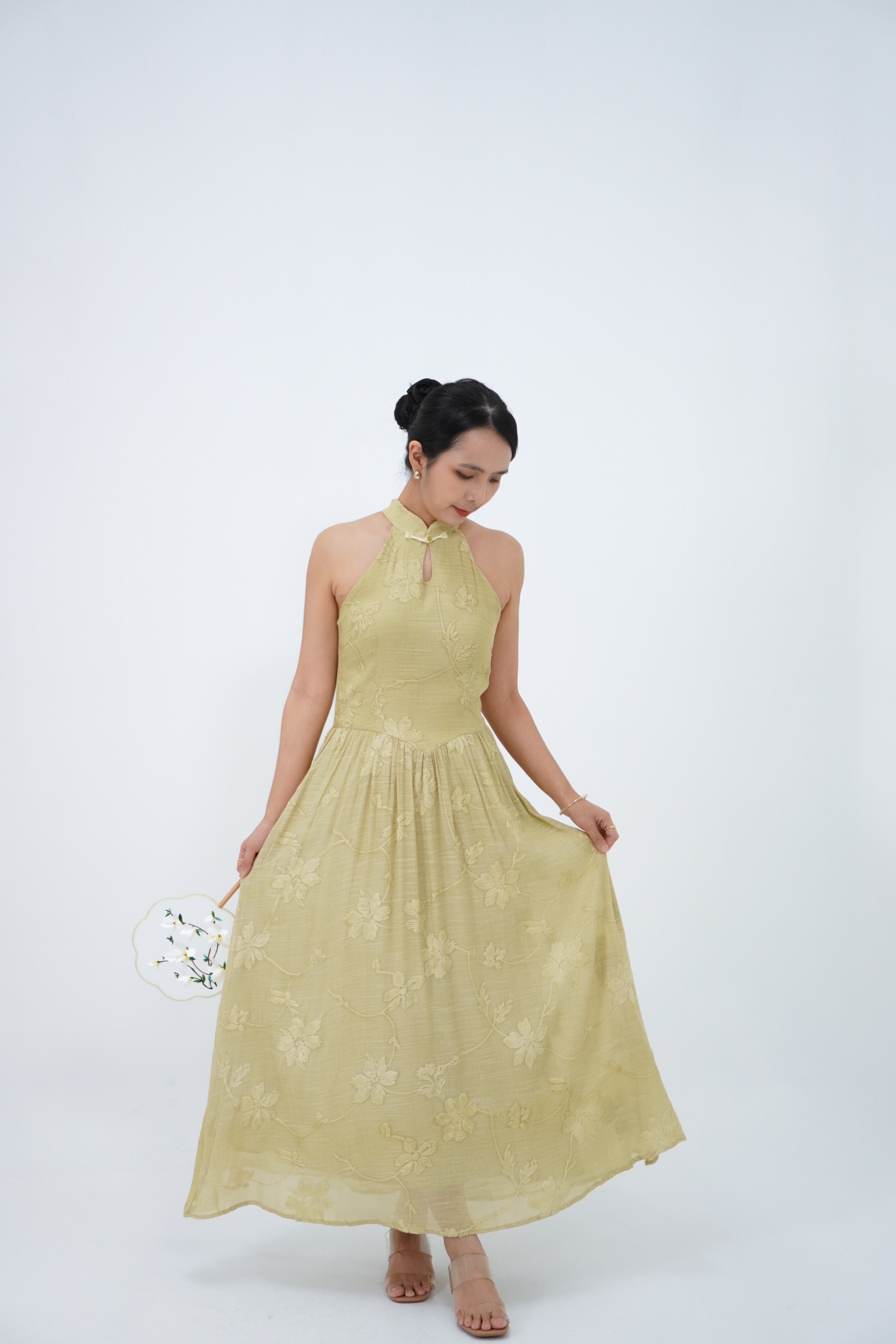 黄绿色新中式挂脖长裙