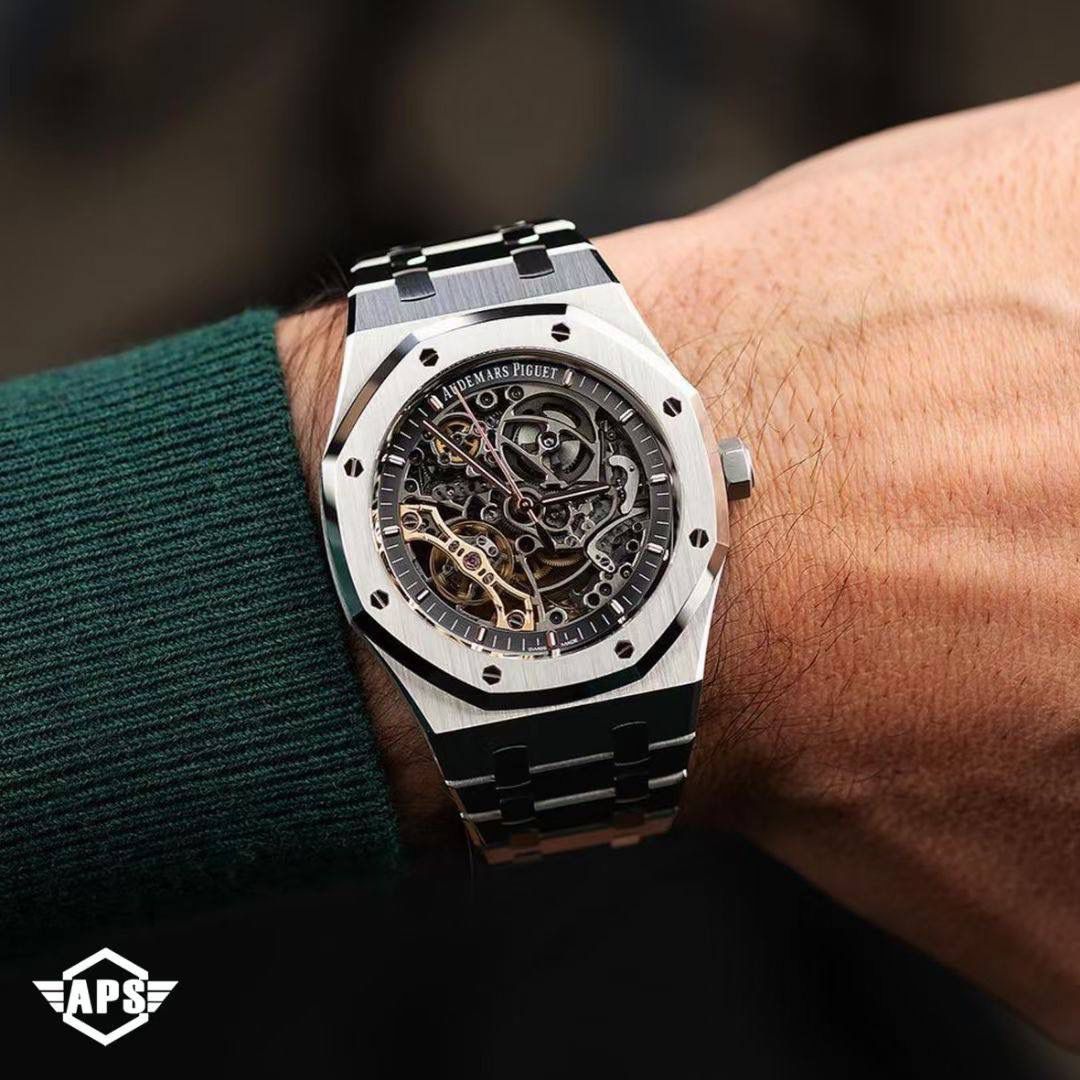 新品APS爱彼皇家橡树离岸型15407ST.OO.1220ST.01男士机械腕表 Calibre 3132一体机芯，41mm直径，厚度9.9mm深灰色表盘形状：圆形表盘材质：镂空表盘，搭配玫瑰金荧光立体时标和皇家橡树指针表镜材质：防眩光处理蓝宝石水晶玻璃表镜表冠材质：精钢，旋入式表冠背透：背透，防眩蓝宝石玻璃镜面🚀💯