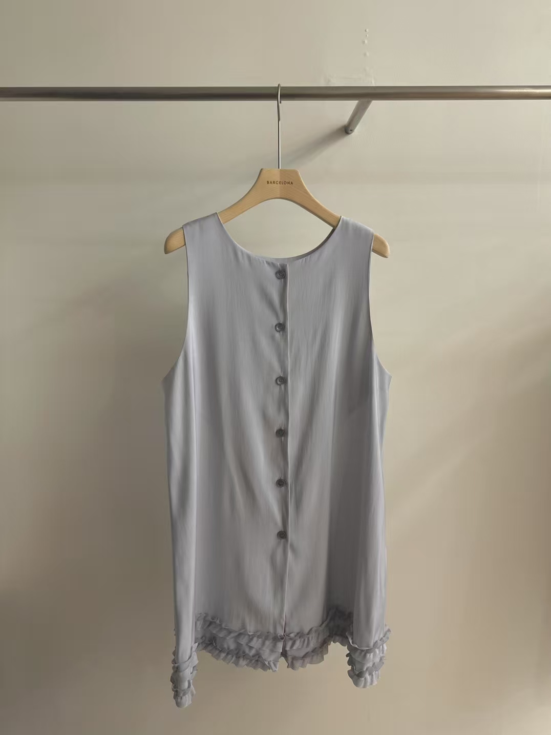 Sleeveless Dress with Button Front and Lettuce Trim Hem ‖ 排扣装饰木耳边无袖连身裙 KR021152672