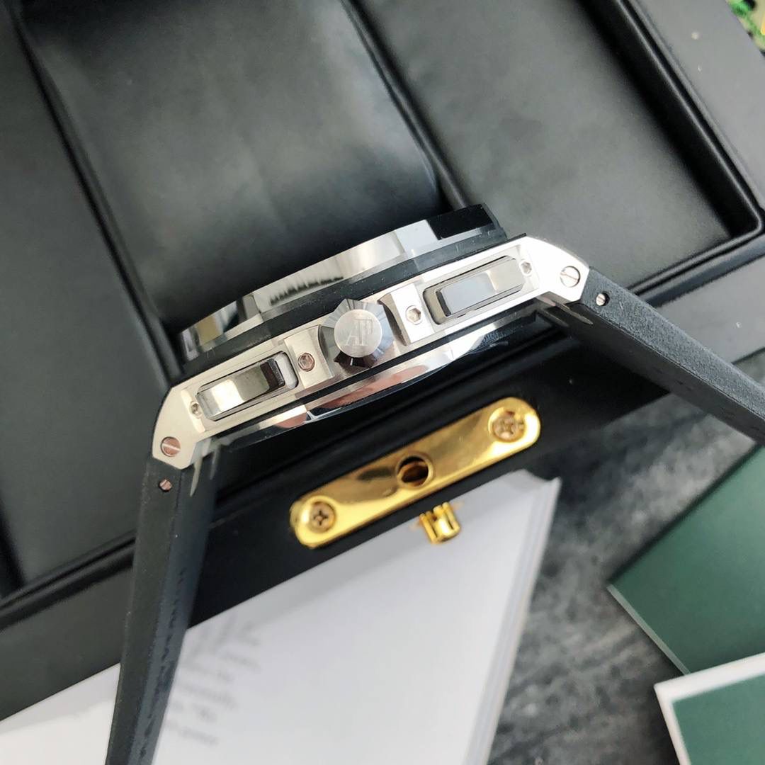 皇家橡树 - 爱彼AP 26400系列 44毫米直径 市面上最好版本的超级复刻 柔软硅胶带 皇家橡树离岸型 男士全自动机械腕表 ，316L精钢表壳 ，搭配原装复刻定制机芯Cal.3126全自动机械机芯 走时精准 稳定，透视后盖 裸露的机芯跟正品一模一样，反炫光蓝宝石玻璃 ，超级耐划痕，搭配原厂模具橡胶表带，原装针扣 ，300米防水，整壳套超高品质，超A做工，非市场普通货，货有所值 ，硬汉必备神器，爱彼入门级腕表 强烈推荐，制作耗时又耗精力，尽可能把最精至的腕表呈现给各位腕表爱好者。