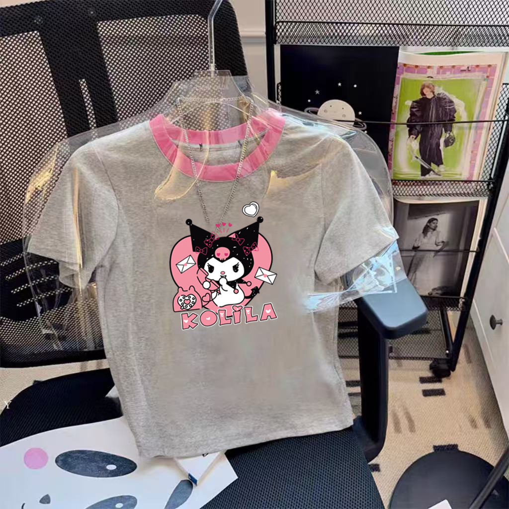 $58件。2件起$55件。💗🎀 Kuromi 短袖Tee 🎀💗甜美中帶點小惡魔感 😈💕✨ 灰色主調＋粉紅領口
