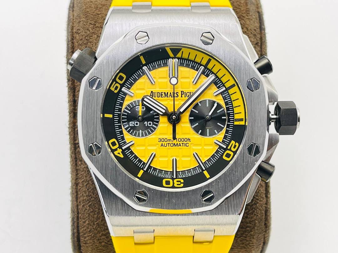 爱彼A P皇家橡树系列水果腕表！ 型号：26703 跑秒计时自动机械男表！搭载原版cal.3124机芯 直径：42MM！ 1⃣️表壳材质选用的904L精钢，经过CNC一次成型锻造了42MM的表径，表壳在经过拉丝工艺多次打磨抛光后做到了无懈可击，包括螺钉也一致还原！ 2⃣️表盘字面格纹错落有致，立体感很强。刻度线粗细程度以及长短均与正品保持一致。条钉时标内部填充超强夜光材料。两组小圆盘对称分布，就像两只小眼睛。盘面内有一圈一圈的放大环，细节处理很到位。 3⃣️橡胶表带表面的磨砂质感很强.采用无味不沾灰尘的进口橡胶，只为提高佩戴的舒适感！ 4⃣️前后玻璃都采用蓝宝石水晶镜面玻璃，镜面通透性也很强。这款腕表采用3124机芯，做到了外观和正品的极其相似，走时精准稳定！