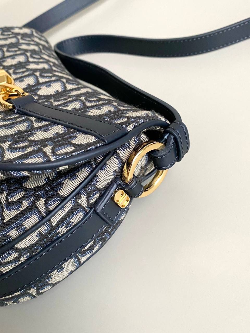 🈶老花蓝 𝗗𝗶𝗼𝗿 𝗯𝗲𝘀𝗮𝗰𝗲 马鞍包小号 相比较之前的bobby来说 这个版型会更大一些，皮质更柔软一些 正面是经典的CD扣，超级复古 背面仍然是延续了D家的风格 有个内侧袋，可以放手机或放卡 翻盖按扣式设计，里面还有个拉链隔层 非常实用好收纳 大小也很俏皮，容量足够日常 斜挎 肩背 腋下都可以！ 24×15×6cm #8010m