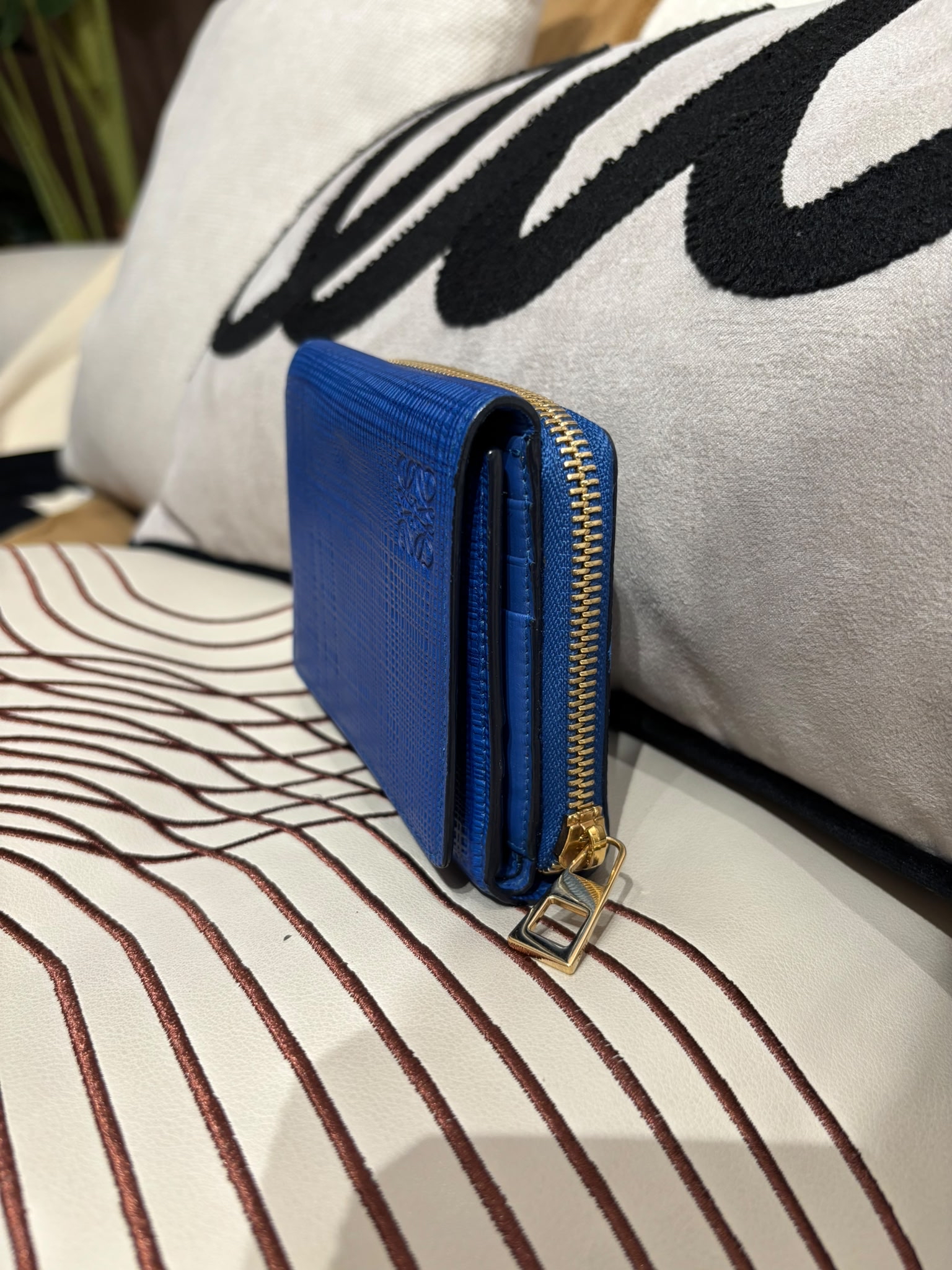 Loewe Folding Wallet 電光藍牛皮銀包100%Authentic,95%new 