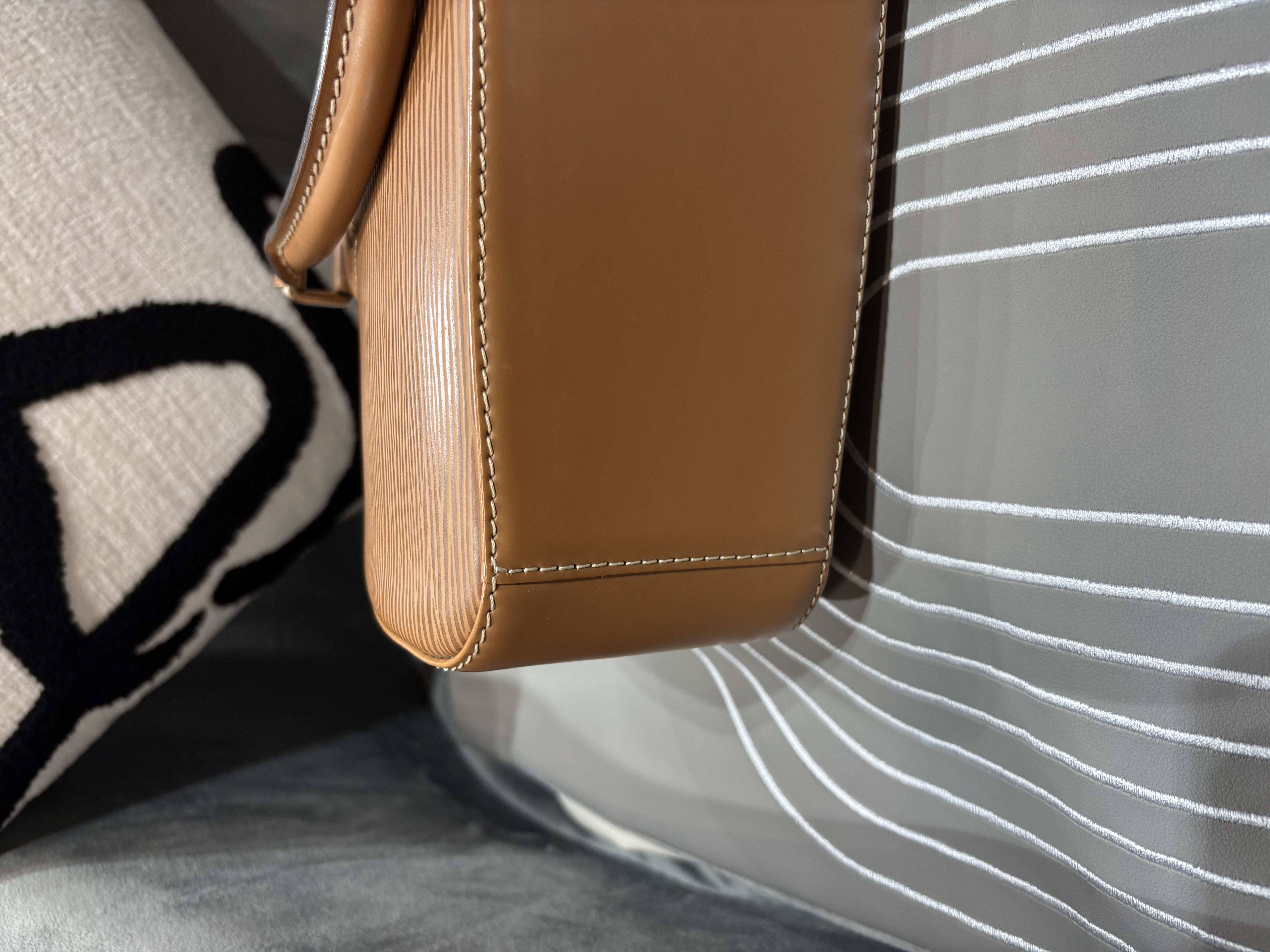 Lv Jasmine handbag epi leather 100%Authentic, 95%new