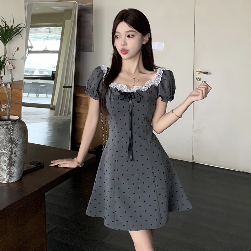 B91(011) MIU系千金风蕾丝花边领前部蝴蝶结系带植绒波点灰连身裙