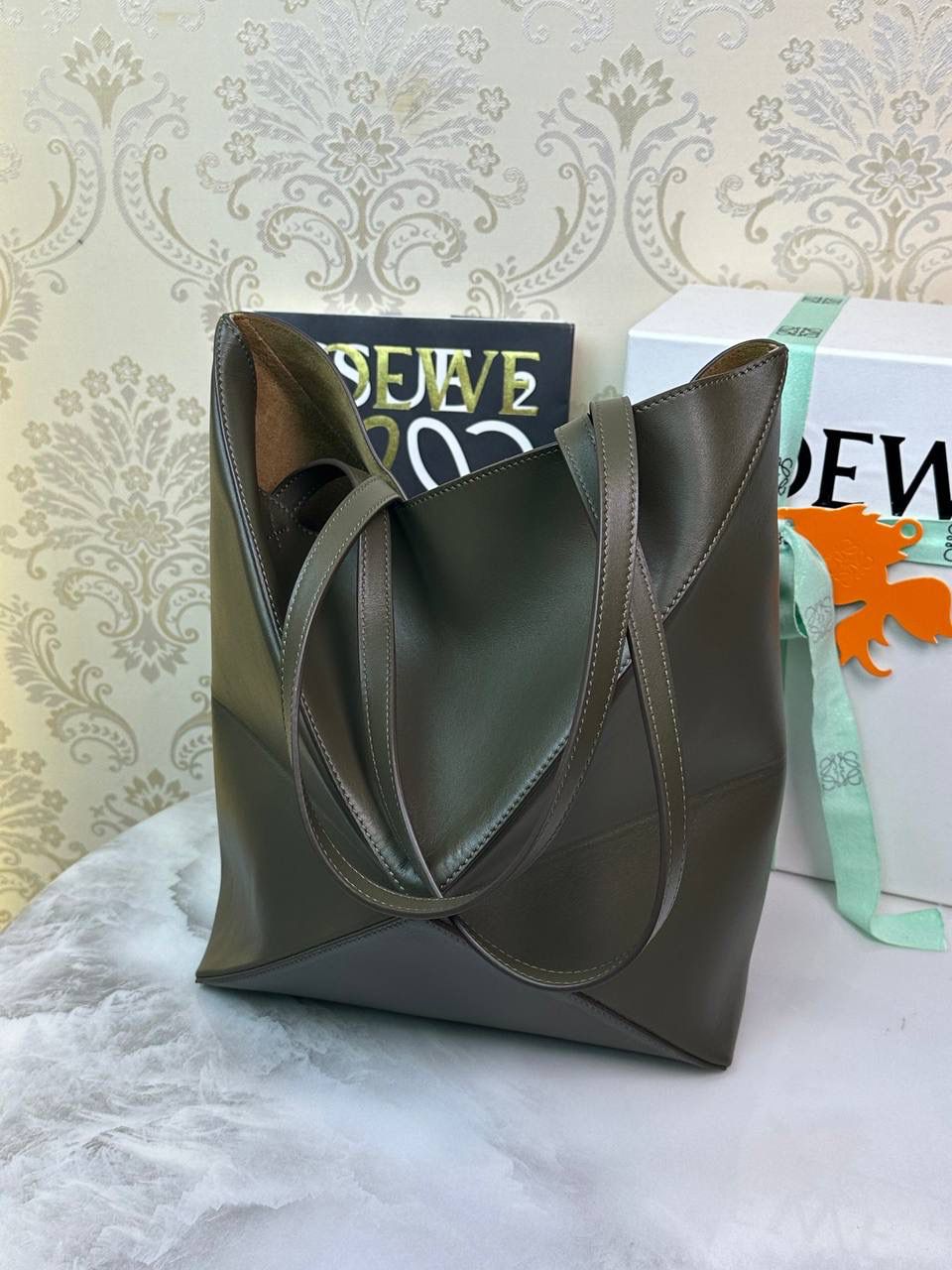 *中号𝐏𝐮𝐳𝐳𝐥𝐞 𝐅𝐨𝐥𝐝折叠手袋👜* ——全新【𝗡𝗘𝗪】升级‼️ 延续经典𝙋𝙪𝙯𝙯𝙡𝙚的标志性几何裁剪设计，新晋顶流🅰️𝙋𝙪𝙯𝙯𝙡𝙚 𝙁𝙤𝙡𝙚 𝙏𝙤𝙩𝙚以折纸包为灵感，升级成🉑完全折叠‼️的结构，立体与平面任意切换，出差旅行🧳必备单品。小牛皮材质轻且柔软，𝐌𝐢𝐧𝐢尺寸搭配一条可拆卸式肩带，手提，肩背，斜挎多样化背法✨ 尺寸：𝟐𝟓.𝟓-𝟏𝟒.𝟓-𝟑𝟏.𝟓𝐜𝐦 款号：052316