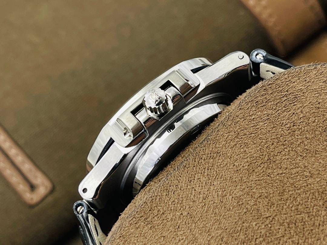 V3升级版 【市场最高品质版本】百达.翡丽Patekphilippe运动系列（鹦鹉螺）5724（霸道总裁）升级版珍珠陀！ 1⃣️所有功能同正品（10字位动能显示，7字位日历和月相 4字位小秒针），和原装一样的带水平压纹图案，带荧光刻度 ！ 2⃣️直径40毫米，904L精钢镀金，蓝宝石玻璃镜面。 3⃣️5722和5724款的外钻为施华洛世奇钻，通透闪亮，气质非凡。在目前技术范畴内尽可能接近原装，此款腕表可以让您驾驭所有场合！ 匠心之作 欢迎您的品鉴！（现在买就送定制版一支商务用笔，让您的品味十足，气派十足，从容面对任何挑战）