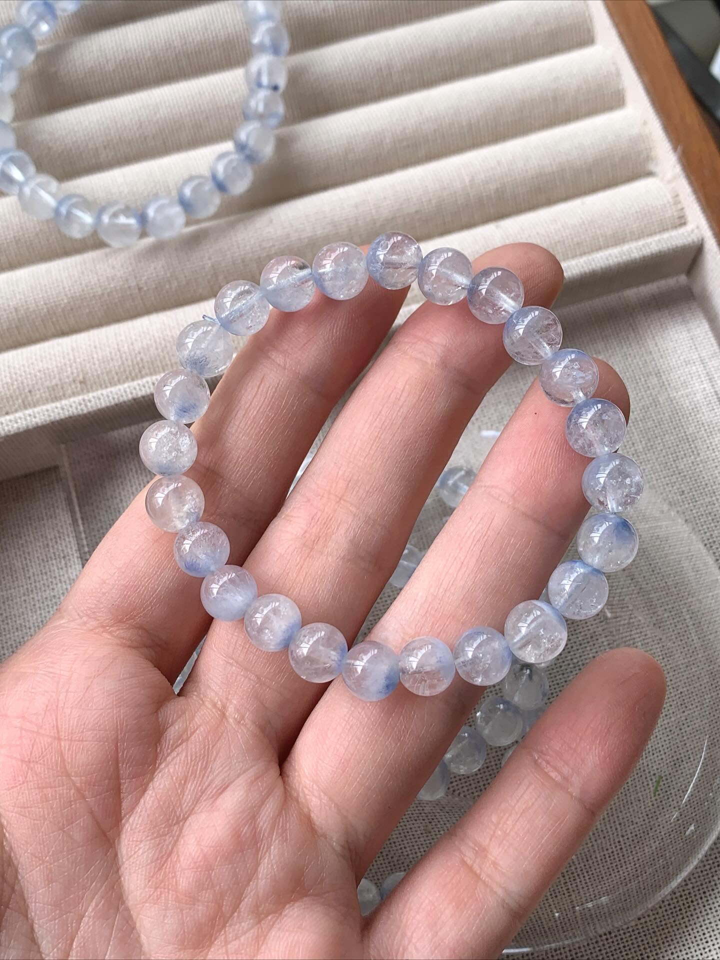 高货蓝线晶 ｜Dumortierite 8.0/7.2mm RM328 蓝线晶的功效主要集中在提升沟通能力和自信心、平衡情绪、以及事业财运等方面。 它被认为能增强表达、说服能力，帮助消除紧张和焦虑，促进积极心态。 在事业上，它被视为招财和激发斗志的象征，同时也可净化负能量，帮助辟邪防小人Dumortierite is believed to offer benefits for mental, emotional, and spiritual well-being, such as promoting mental clarity, focus, and patience. It is associated with enhancing communication, particularly through the throat chakra, and may help soothe emotions like stress, anxiety, and fear. Some traditional beliefs also attribute physical benefits, including relief for headaches and digestive issues, as well as support for spiritual growth and intuitive abilities. #蓝线晶 #天然水晶 #稀有矿 #水晶手串 #naturestone #马来西亚水晶网店 #dumortieritequartzbracelet #gemstone