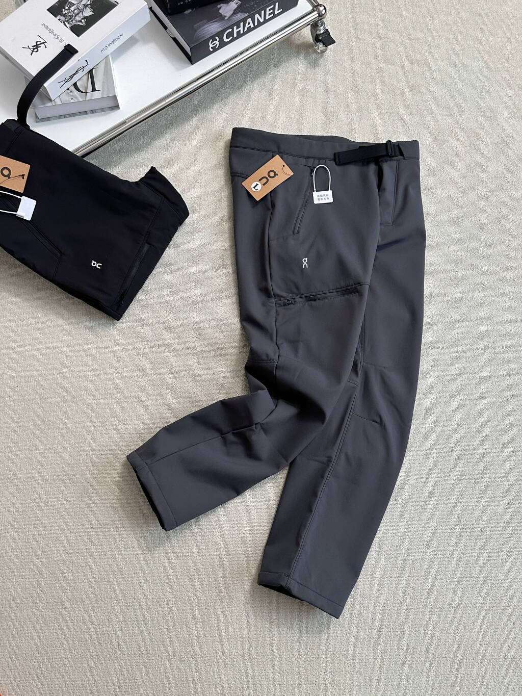 $288條。On 昂跑｜刺繡軟殼加絨長褲加厚防風防水戶外運動軟殼長褲・情侶同款