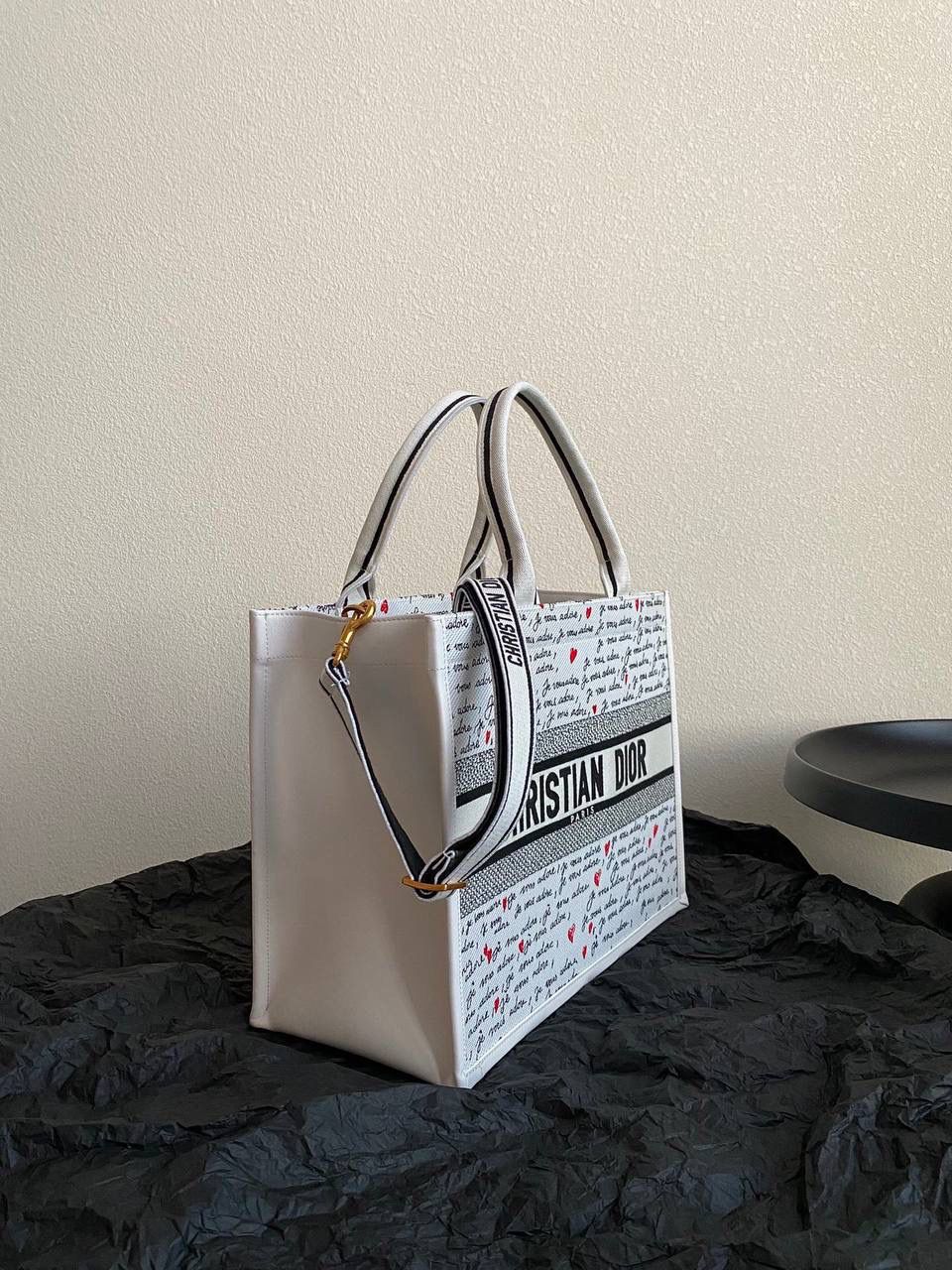 🈶爱心白 𝗗𝗜𝗢𝗥 𝗯𝗼𝗼𝗸 𝘁𝗼𝘁𝗲 中号 七夕限定，更是每一天的爱意限定 情书💌款这种淡淡的色调好梦幻 从印花到纯色都散发着治愈的气息 刻印的纹理感，伸手可触 连绵不断的法语我爱你'点缀着爱心❤️ 是写满了法式浪漫的包包呀！ 请拥有，这独一份的爱意 36×16×27cm