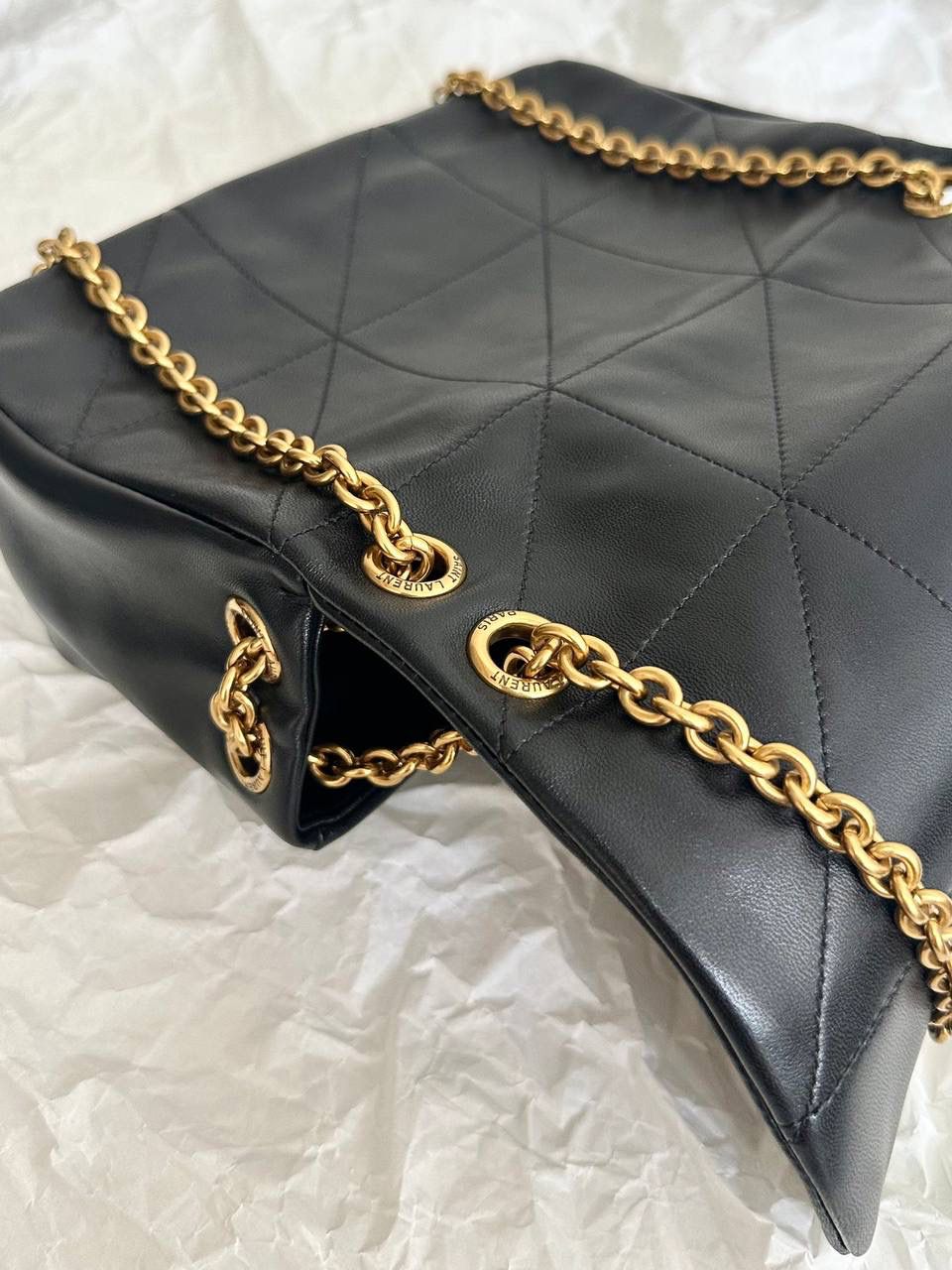 ys1 jamie羊皮链条包小号黑色🖤 比起大号，小号是更日常的小可爱 他们家的包基本都是用的小羊皮 小羊皮和皮肤接触的质感真的不是其他皮可以比的 非常柔软，非常舒服 我觉得翻盖包比拉链包要好用 一翻一盖一取一放，行云流水 小号的尺寸完全是按照黄金比例来的 不挑身高身形，真正的优雅且大方～ 我们家没有zp真的不可能会开发 品质你们看对比图就好 代购级可不是说说而已哟！ 25×16×7cm763475m