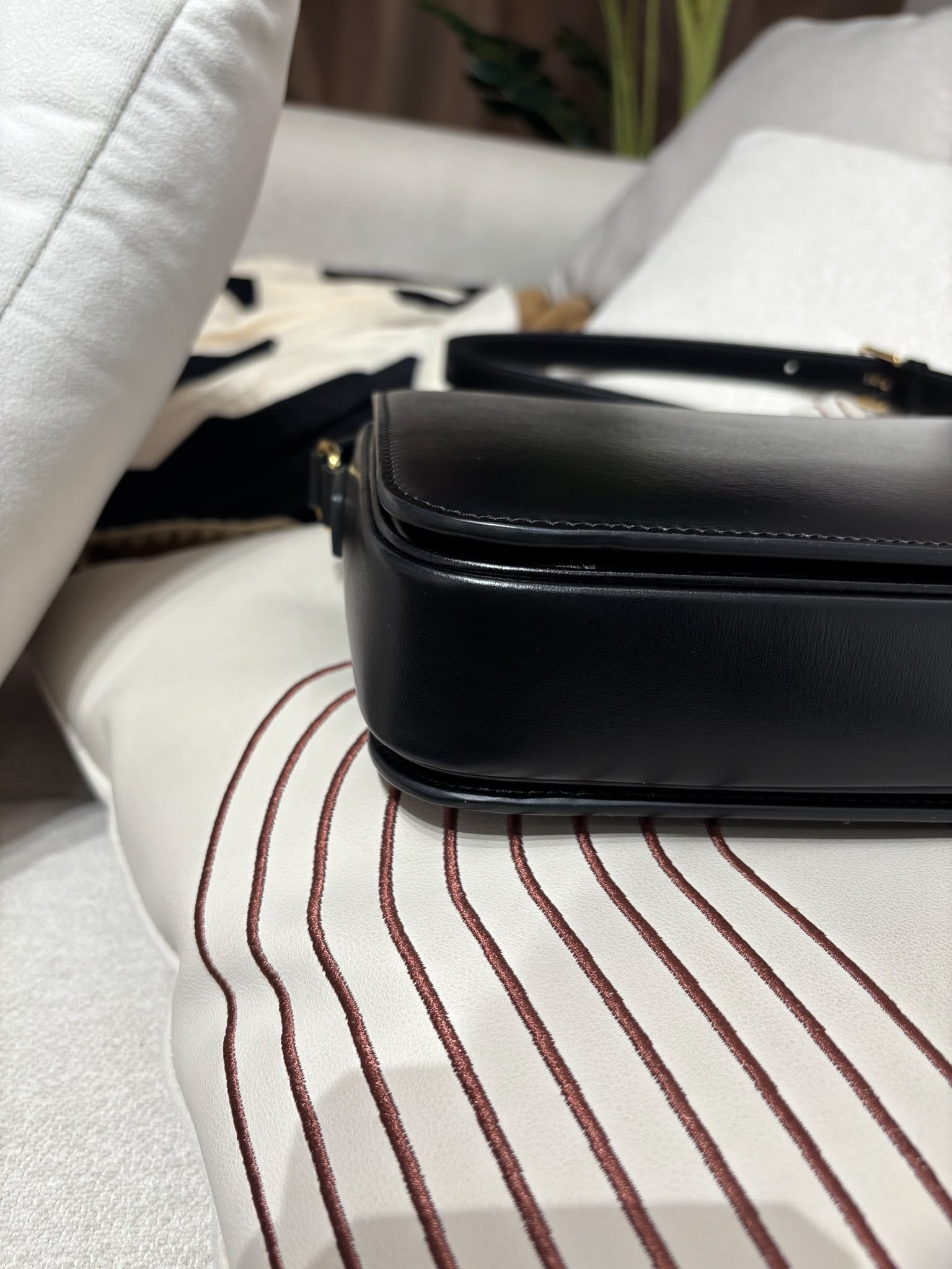 Celine CLASSIQUE TRIOMPHE 黑金凱旋門 box medium flap bag 22x15.5x6cm 100%Authentic ,95%new  ✅tap booklet ✅dust bag✅box  專門店售價$32,000✨📣