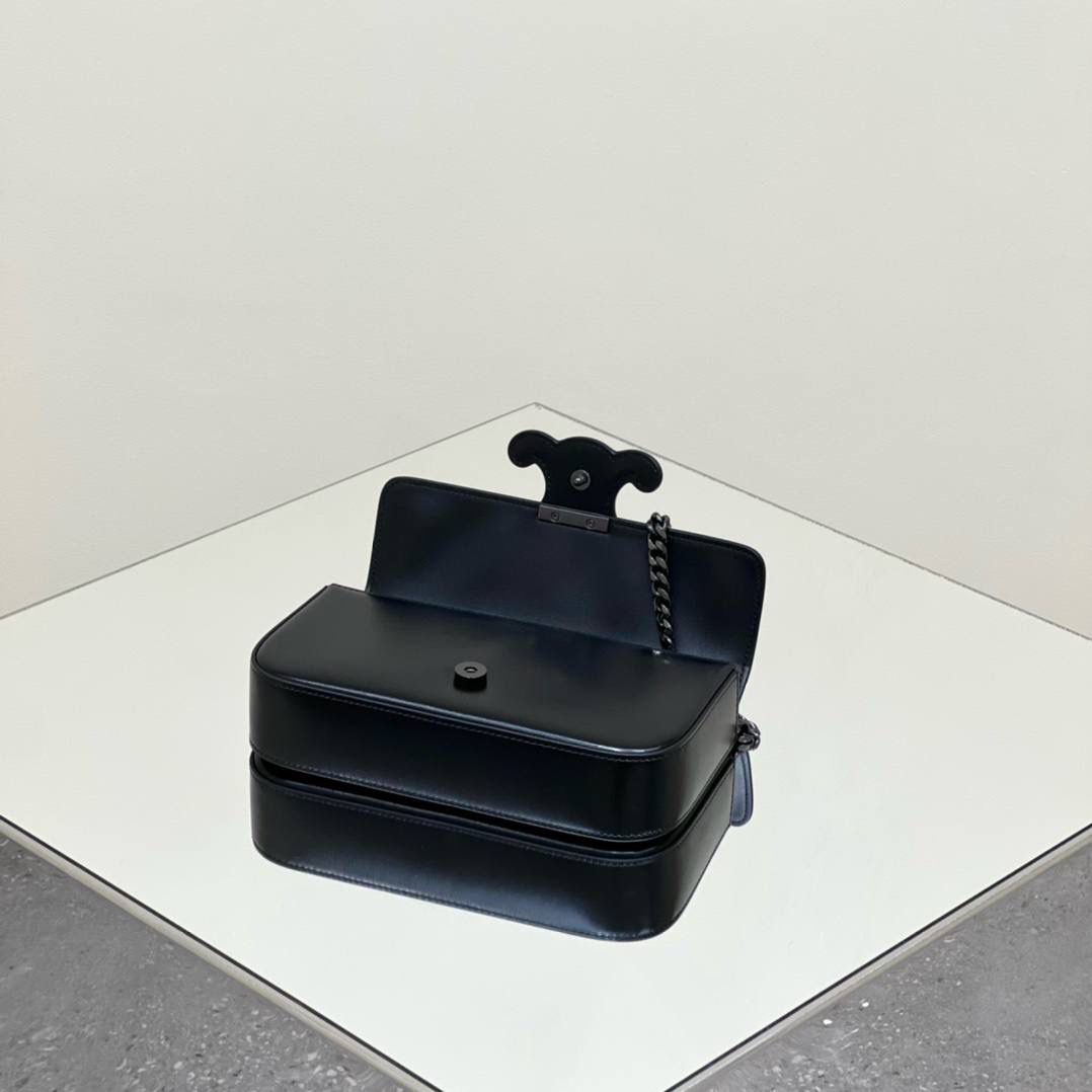 🔥大货实拍图 𝗖𝗘𝗟𝗜𝗡𝗘 ♥ 𝗧𝗥𝗜𝗢𝗠𝗣𝗛𝗘浮雕腋下包 型号：199243 尺寸：20.5*11.5*4cm