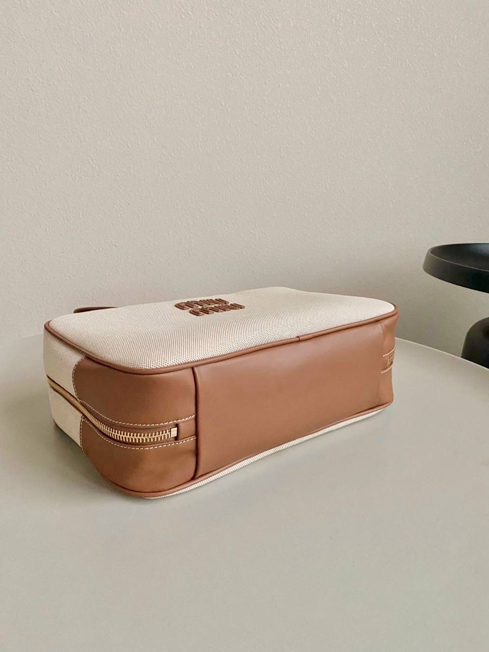 🈶帆布白 𝗠𝗶𝘂𝗠𝗶𝘂公文包 | 无肩带 爱上miu的快乐 就是不断创新 不断惊喜 公文包造型从纯色到拼皮再到帆布 每一版都能打 能爆，真的杀疯了 23×34×10cm，#F0020m