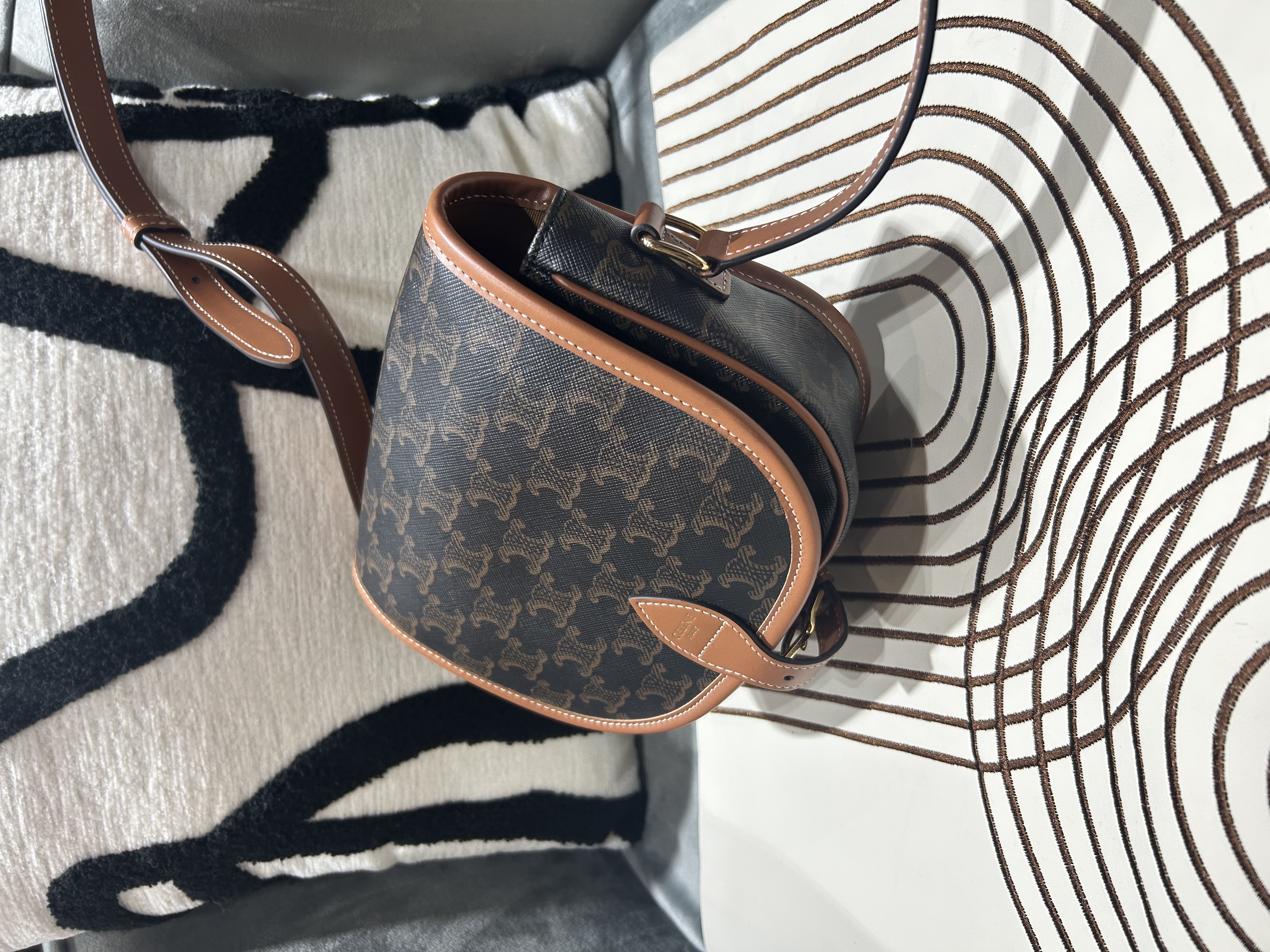 Celine folco medium triomphe bag  100%Authentic,99% new  ✅dust bag✅booklet