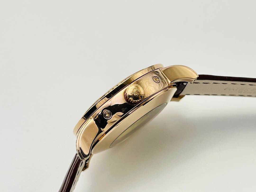 【2022诚意推荐】百达翡丽超级复杂功能系列5073P_010腕表。用心之作，细节方面： 1⃣️突破多层技术瓶颈，机芯型号为CH 29-535 升级版，质量稳定！ 2⃣️尺寸42毫米，与专柜一致。 3⃣️表圈和表耳镶103颗长形钻石。 4⃣️表带搭配意大利头层小牛皮，表扣上镶钻石更显示这块腕表的豪华气质。适合各种商务场合，简敛精致不失优雅！