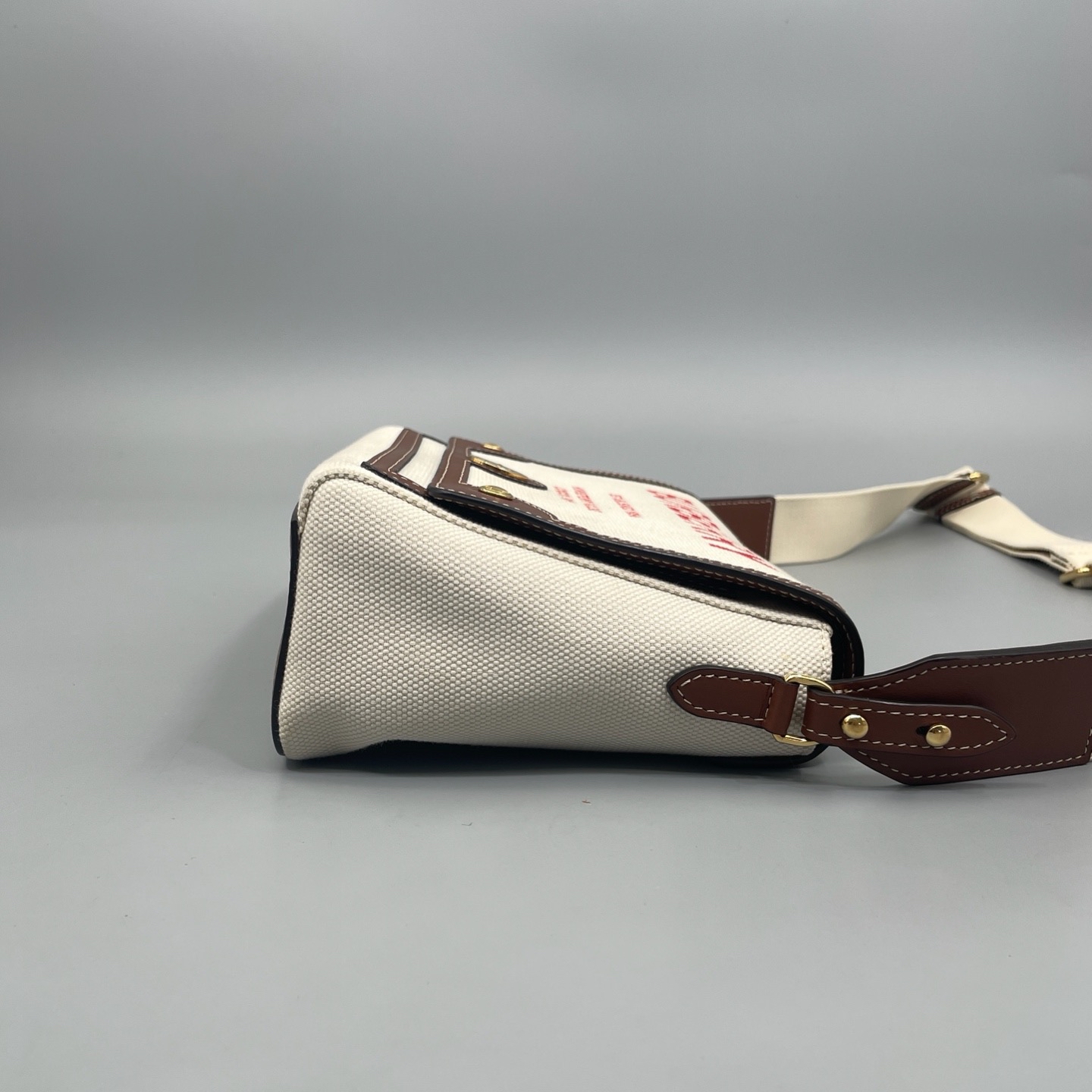 【預訂貨品】Burberry 白色帆布郵差包 