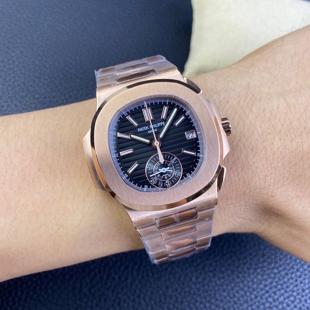 V2版真功能，真小秒！震撼推出——百达翡丽鹦鹉螺😍🌟5980/1A-014多功能计时腕表V2版本，真小秒、真功能！【表壳】腕表尺寸40.5毫米，同正品一致的枕型表壳采用正面拉丝，侧面抛光的两种工艺组合，层次感分明，质感十足。尽显精湛工艺。【表带】采用原装表带一比一量身打造，每节表带的中央抛光部位，都能呈现钻石的形状，尽显高级质感。【机芯】3K厂采用定制版PP.CH28-520机芯，完美还原正品，时分秒，日期，和计时大秒功能。