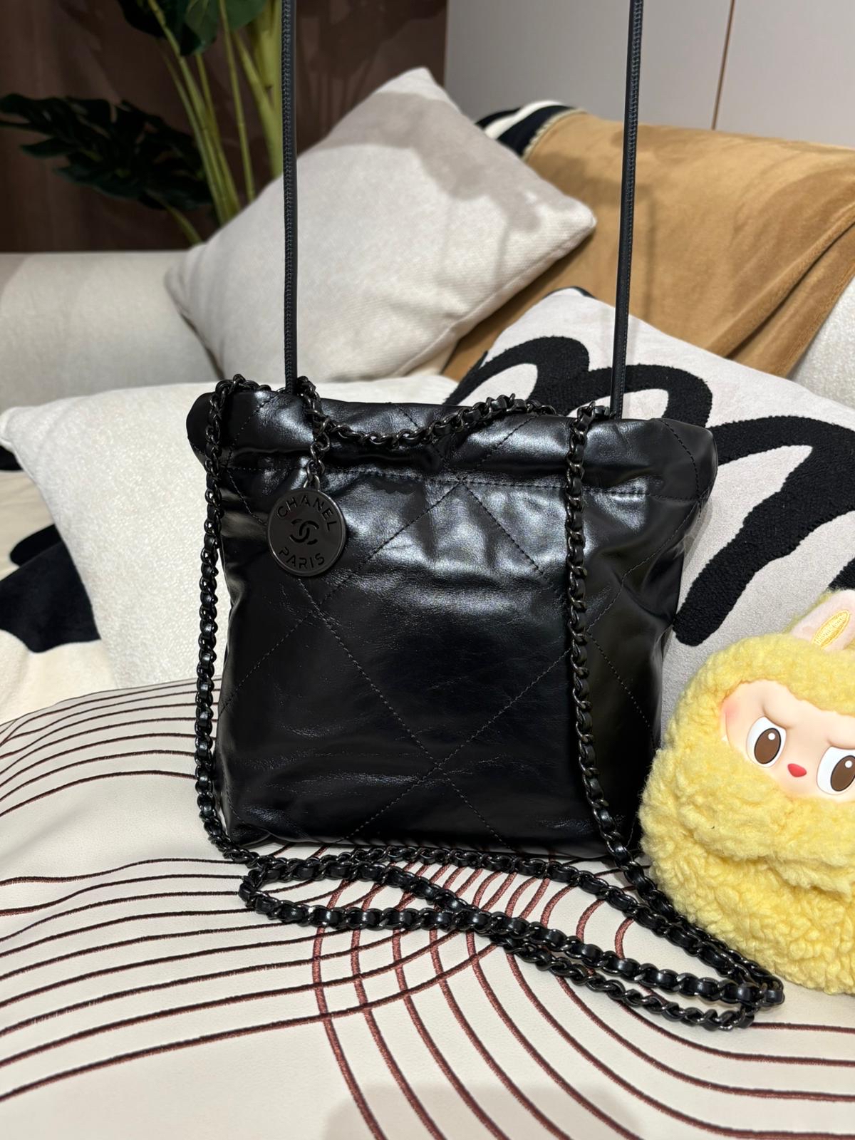 Chanel 22 mini so black calfskin  100%Authentic ,95%new ✅chip✅dust bag✅box