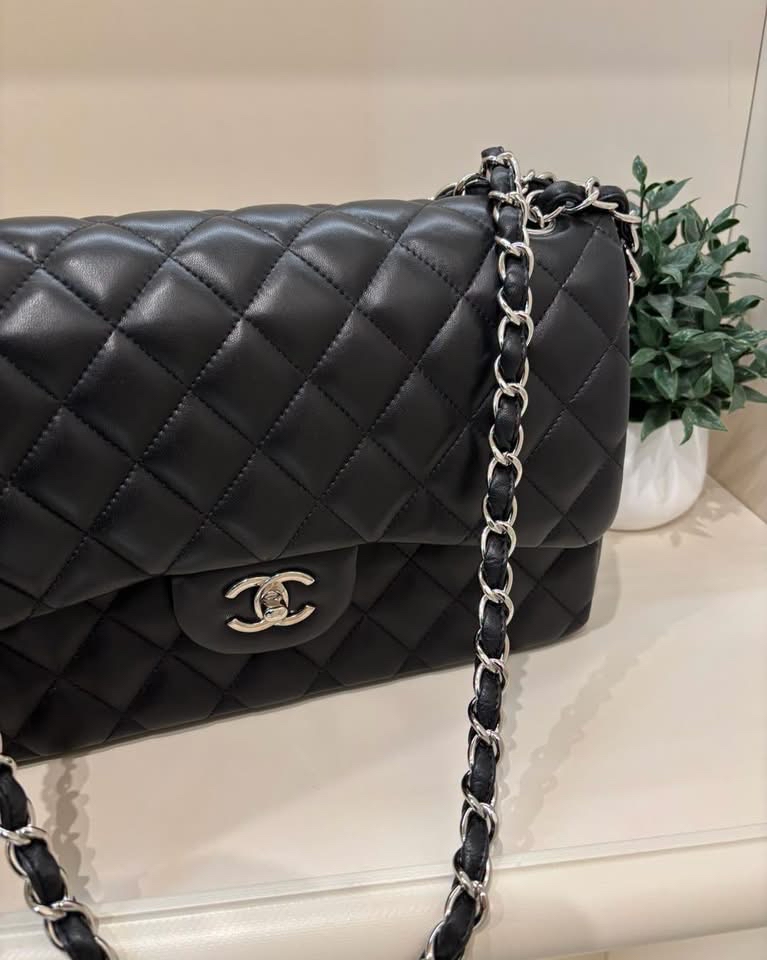 Chanel classic flap 30cm,jumbo A58600 黑色羊皮銀扣100%Authentic ,95%new ✅card ✅塵袋✅box 