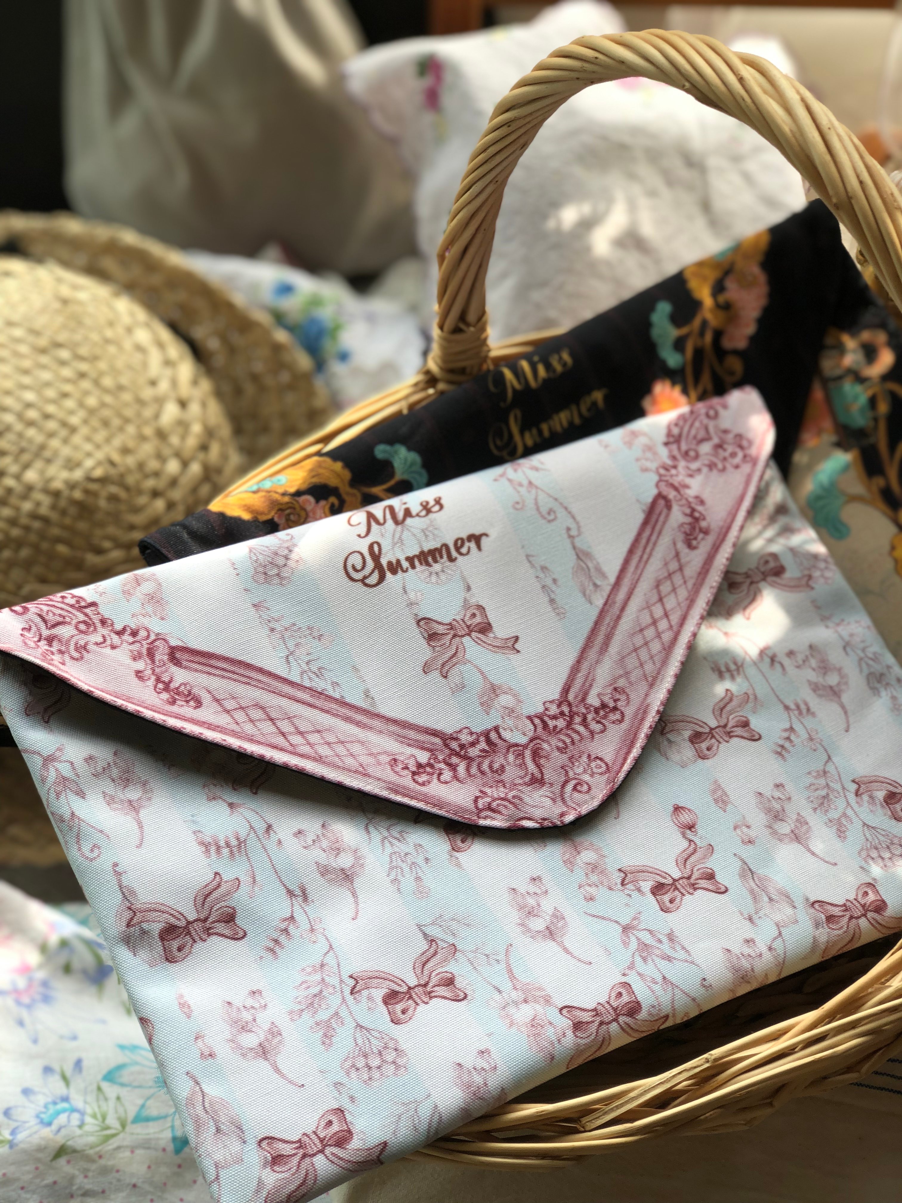 Miss Summer envelope clutch