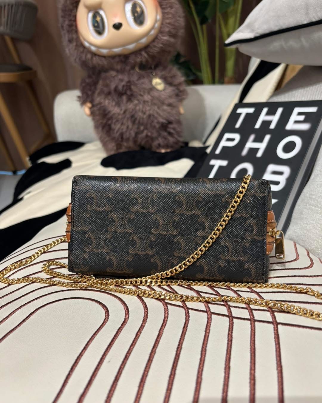 CELINE TRIOMPHE CLUTCH WITH CHAIN 100%Authentic ,95%new ✅dust bag