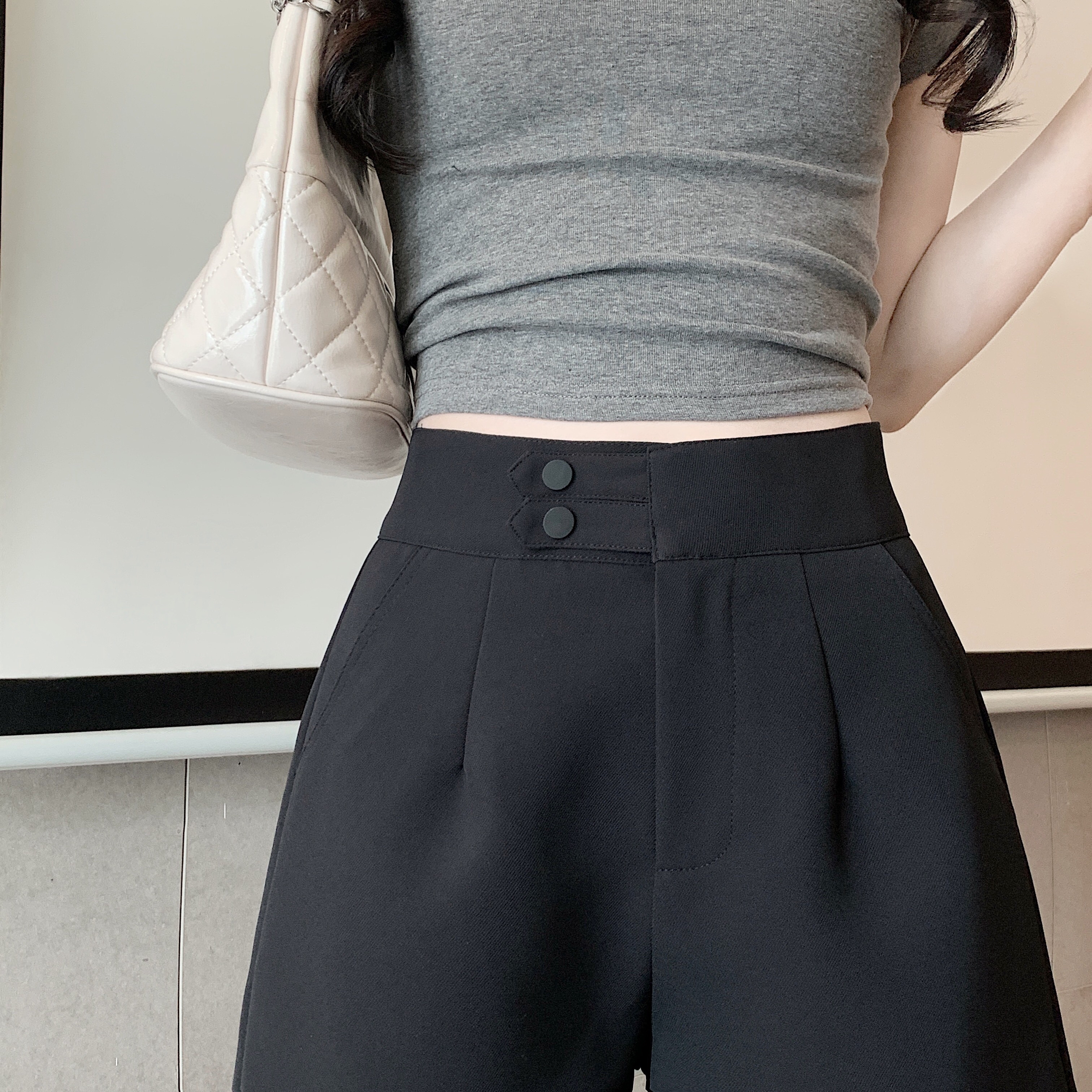 B312(13890) 韩版高腰边双按压钮扣带显瘦捏痕黑短裤