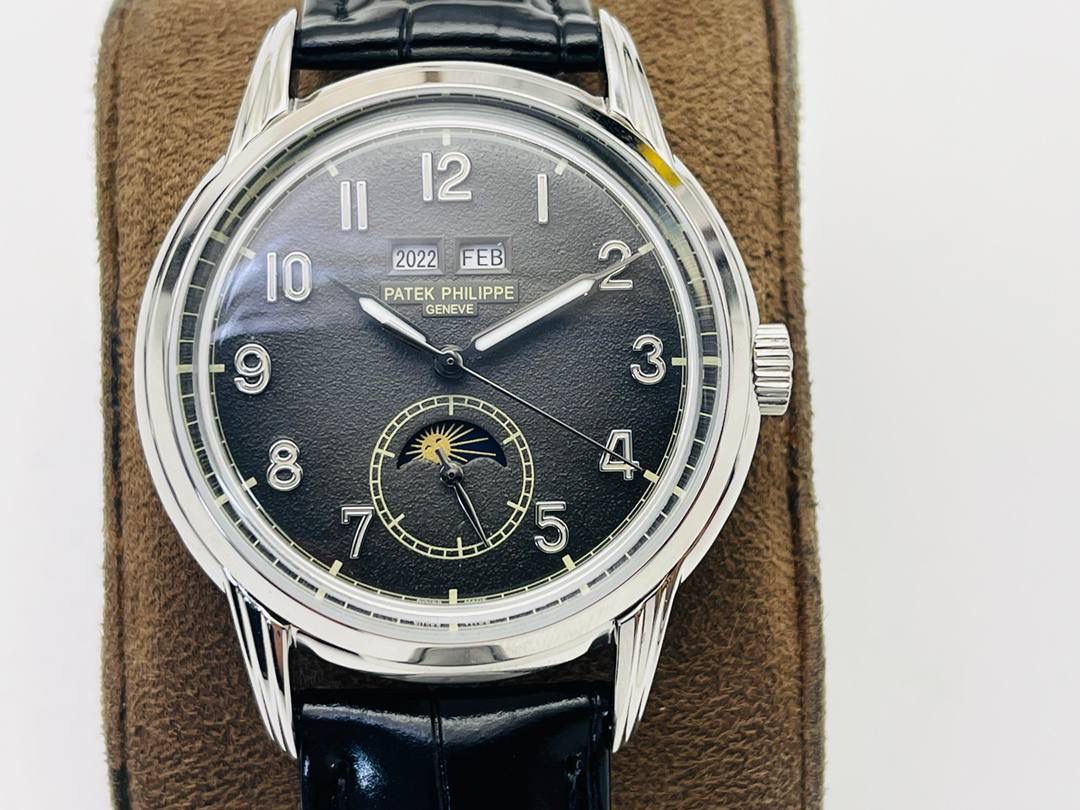 百达翡丽5320G-001超级复杂功能时计！ 1⃣️直径40毫米一体冲压成型的双层式精钢表壳，致敬了经典的设计语言奶油色的表盘营造复古氛围，表盘边缘刻印有密分秒数刻度，配金质阿拉伯数字及五分钟凸圆刻度字钉，更有立体感。时分指针以巴顿式设计为基础，配以尖长的针尖，这特色造型是呼应了 1950 年代 Ref. 1463 计时码表的指针。 2⃣️表盘6点位置是月相显示和日期分拨。所有的万年历标志都很好，一眼就能读懂。 3⃣️内里搭置了仿324 S Q 自动上链机芯，是 324 自动上条传奇机芯的精装版本。机芯夹板桥经倒角，边缘作细意打磨，主夹板饰以鱼鳞纹，而夹板则缀以日内瓦波纹，夹板表面有包金雕刻，螺丝凹槽经打磨和倒角，连钻孔亦同样经打磨处理。