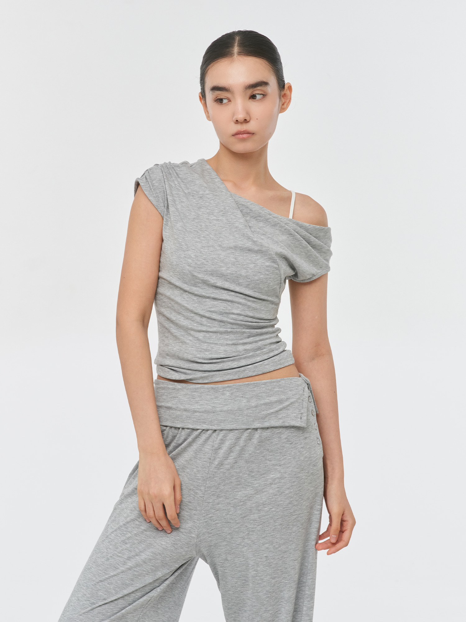 預購_Satva Unbalanced Off-Shoulder T-shirt by Conch