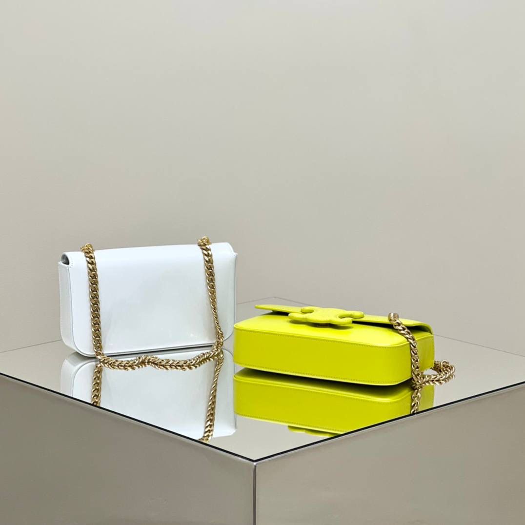 𝑪𝒆𝒍𝒊𝒏𝒆凯旋门腋下包从皮带变成链条款，玩味又年轻时尚，同色logo的设计也足够时髦，反正是不该看，看了挪不开眼🫣