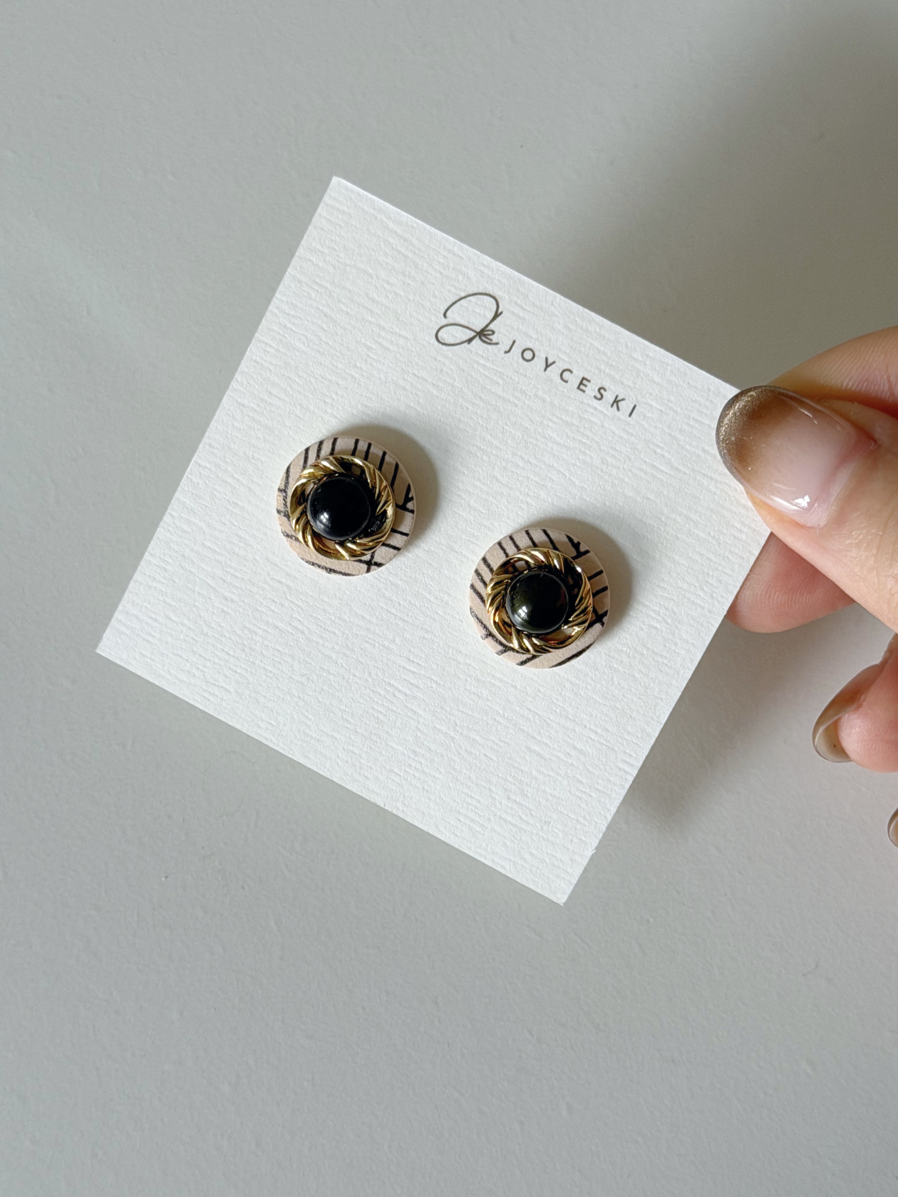 英國黑米白間鈕扣耳環/黑色