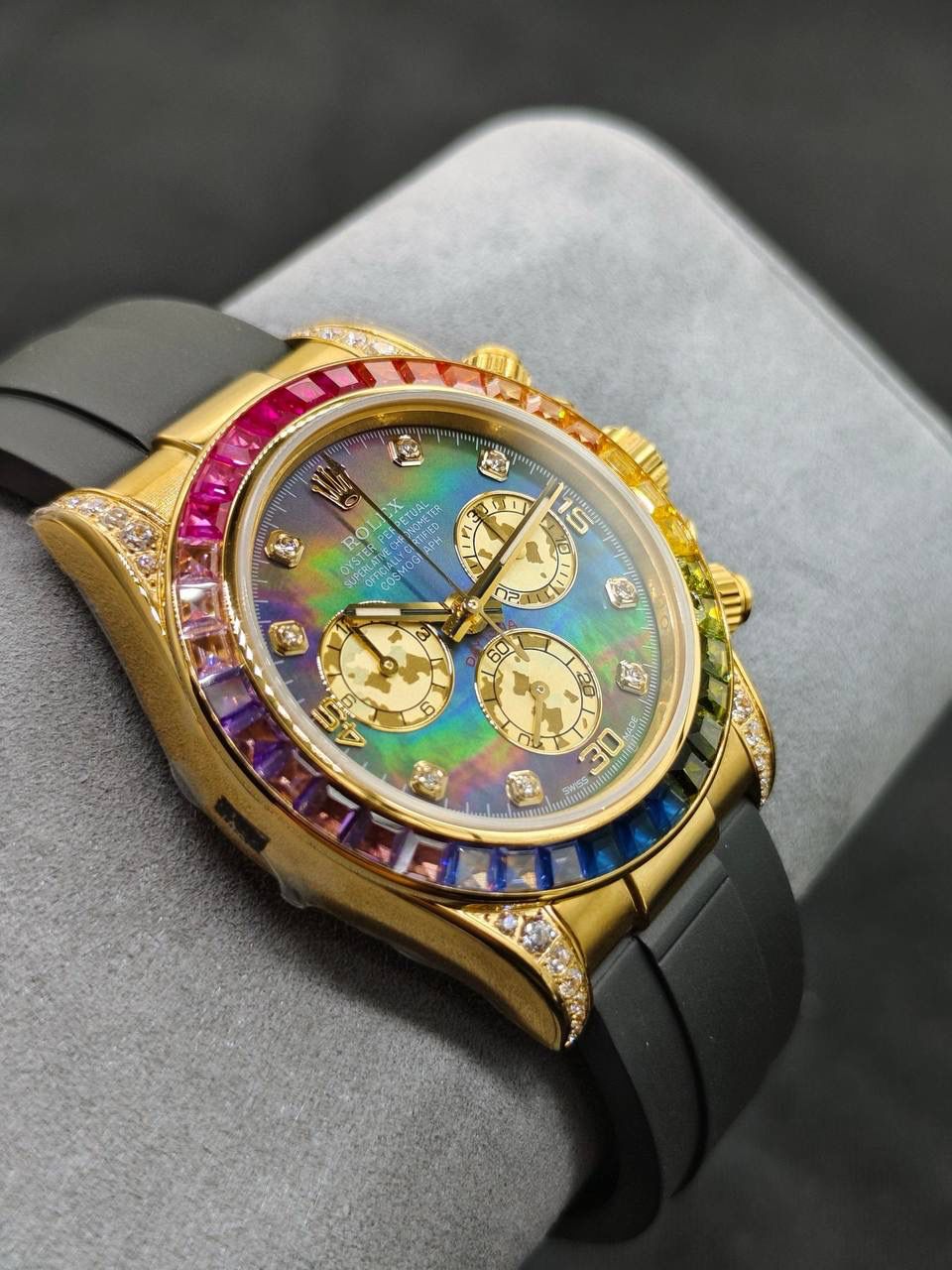 劳力士 ROLEX 迪通拿系列 🎮宇宙计时型迪通拿40系列——904精钢 1⃣️采用天然藏青贝母面双重真铂金小眼，每一张都精挑细选，秒杀其它现有版本的细节和做工！ 2⃣️厚度12.4mm，🎮 采用7750机芯，一档调时，中间不再有日历空档，计时功能一切正常使用！ 3⃣️超级904钢材质，蓝宝石镜面！每个细节都做到了极致！欢迎品鉴！🎮S1精致推荐男士多功能机械腕表