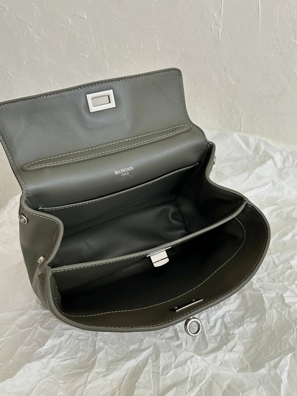 ba1enciaga rodeo mini 军绿色🪖 哒哒哒，mini也来咯 看完正常size的rodeo再来看mini 真的是除了可爱还是可爱 这种尺寸就不挑身高了 每个人背出来都是萌萌哒哈哈哈 而且男生女生都能背，不挑性别～ 这只包的皮一定不能硬，也不能太软太亮 mini：23×17×9cm795456m