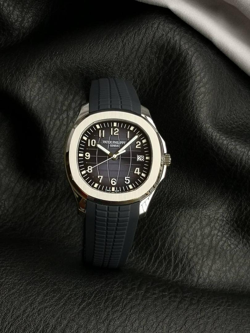 百达翡丽 5168G 配重手雷 1.壳套采用特殊材质CNC原版数据开模，整表重量和正品几乎没有区别，不同于市场普通版本上手轻飘飘，整表120克重 2.机芯选用324/330 一体开模机芯(3k同源机芯) 3.表壳尺寸42mm 厚度8.3mm(跟足原版) 4.所用配件，字面，针，胶带严格参照原版颜色开模定制，精益求精 5.表壳不锈钢 内部加重 承诺所有本厂出的配重表款绝不掉皮，掉皮无理由更换全新 6.表扣 表壳全部冲压贵金属logo 非腐蚀激光垃圾工艺！