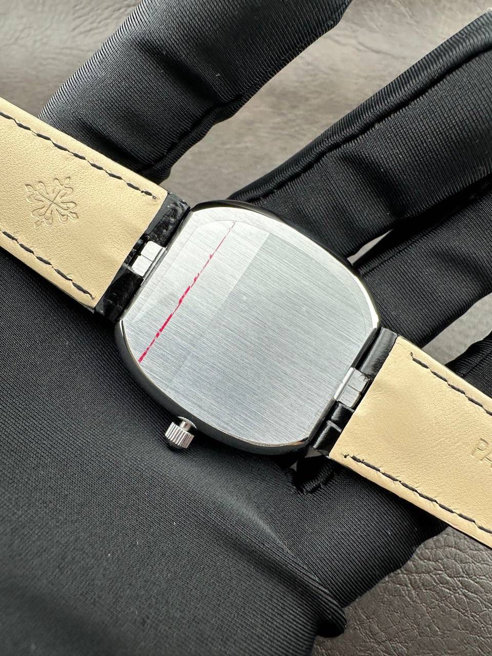 PP➕ Factory2025新品首发｜百达5738系列 68克配重版 复刻经典，更胜经典——GOLDEN ELLIPSE 黄金椭圆腕表重磅登场！ ✅ 黄金分割美学重塑：遵循1:1.6181经典比例，34.5MM×39.5MM椭圆表径搭配7.7MM纤薄厚度，复刻古典韵味与佩戴舒适度。 ✅ 316L精钢表壳：介于圆形与矩形之间的别致椭圆轮廓，还原原版线条张力，质感细腻出众。 ✅ 3D立体云贝母表盘：专属浮雕打印工艺，折射神秘深邃光泽，告别市面暗淡平庸款，上手自带高光。 ✅ 定制进口小牛皮表带：21X16尺寸对版原配，搭配同型椭圆表扣，与表壳设计遥相呼应，贴合手腕更显格调。 ✅ 9015精准机芯：走时稳定精准，兼顾实用性与耐用性，日常佩戴无压力。 PP➕不做“远观款”，只为呈现最接近原版的真实佩戴体验——从细节质感 to 上手触感，每一处都经得起近距离审视，让经典韵味在腕间完美延续！