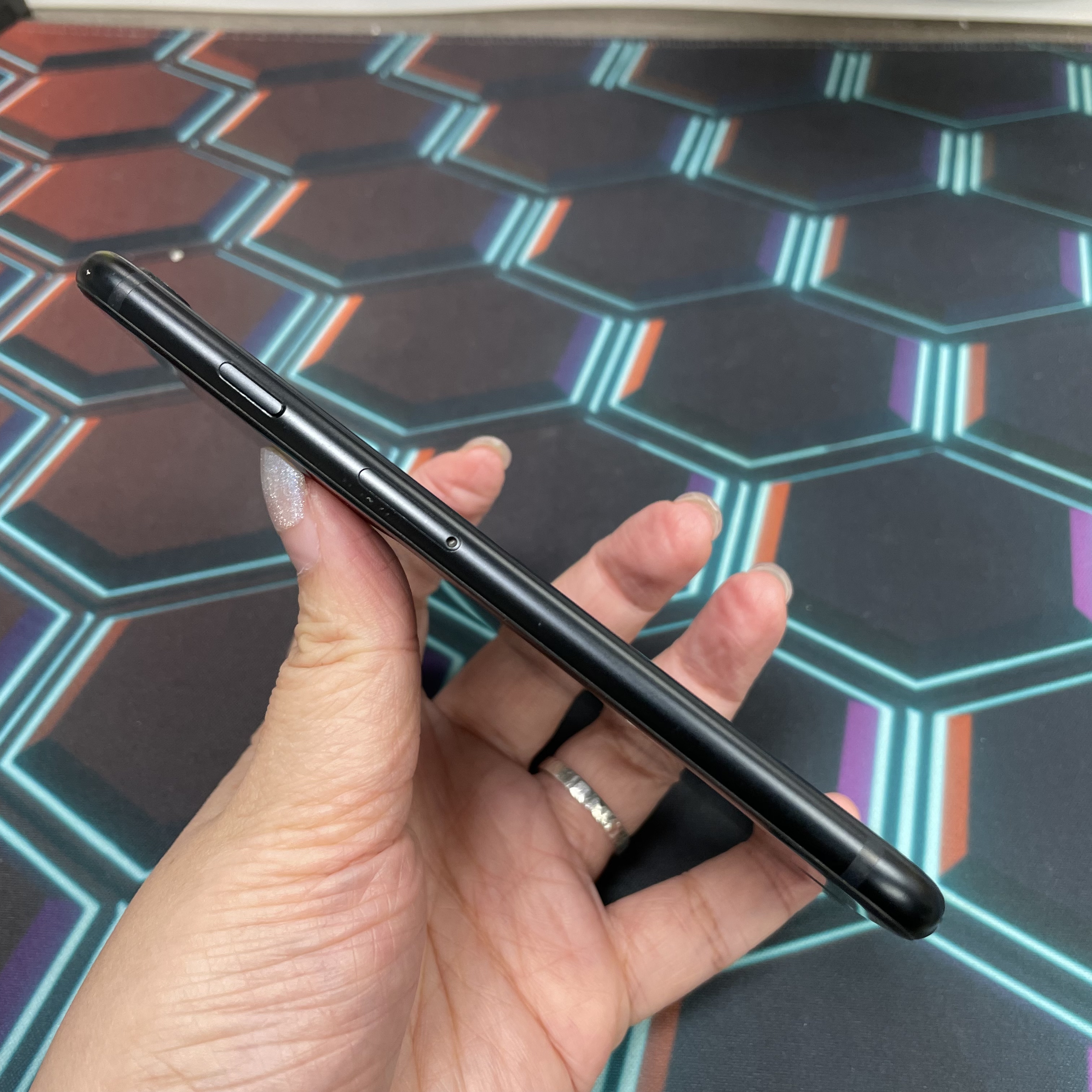 *7537 SE 3 超靚機 128GB 電100 黑色 black