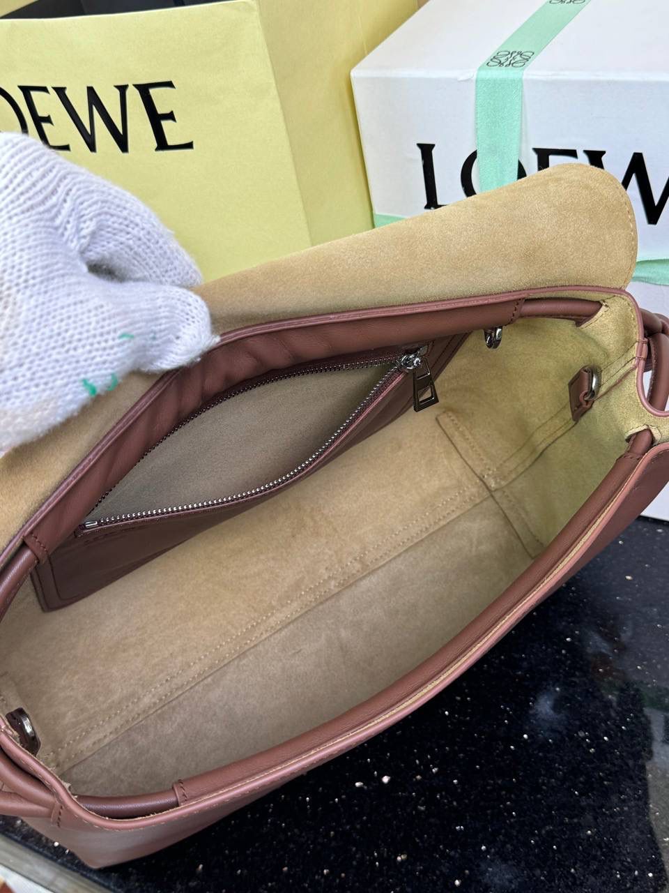 【全皮布朗尼色】 𝙇𝙤𝙚𝙬𝙚 𝙁𝙡𝙖𝙢𝙚𝙣𝙘𝙤 𝙎𝙖𝙩𝙘𝙝𝙚𝙡 福袋款邮差包 ➕刺绣🅾️字母宽肩带 编码：062404 尺寸：𝟑𝟒-𝟏𝟐-𝟐𝟒𝐜𝐦 新款以经典福袋收缩打结为元素，采用内部麂皮➕外部进口小牛皮➕刺绣字母宽肩带的精致搭配打造全新升级款邮差包🅰️，可斜挎、肩背和手提，超大容量满足日常所需🎈