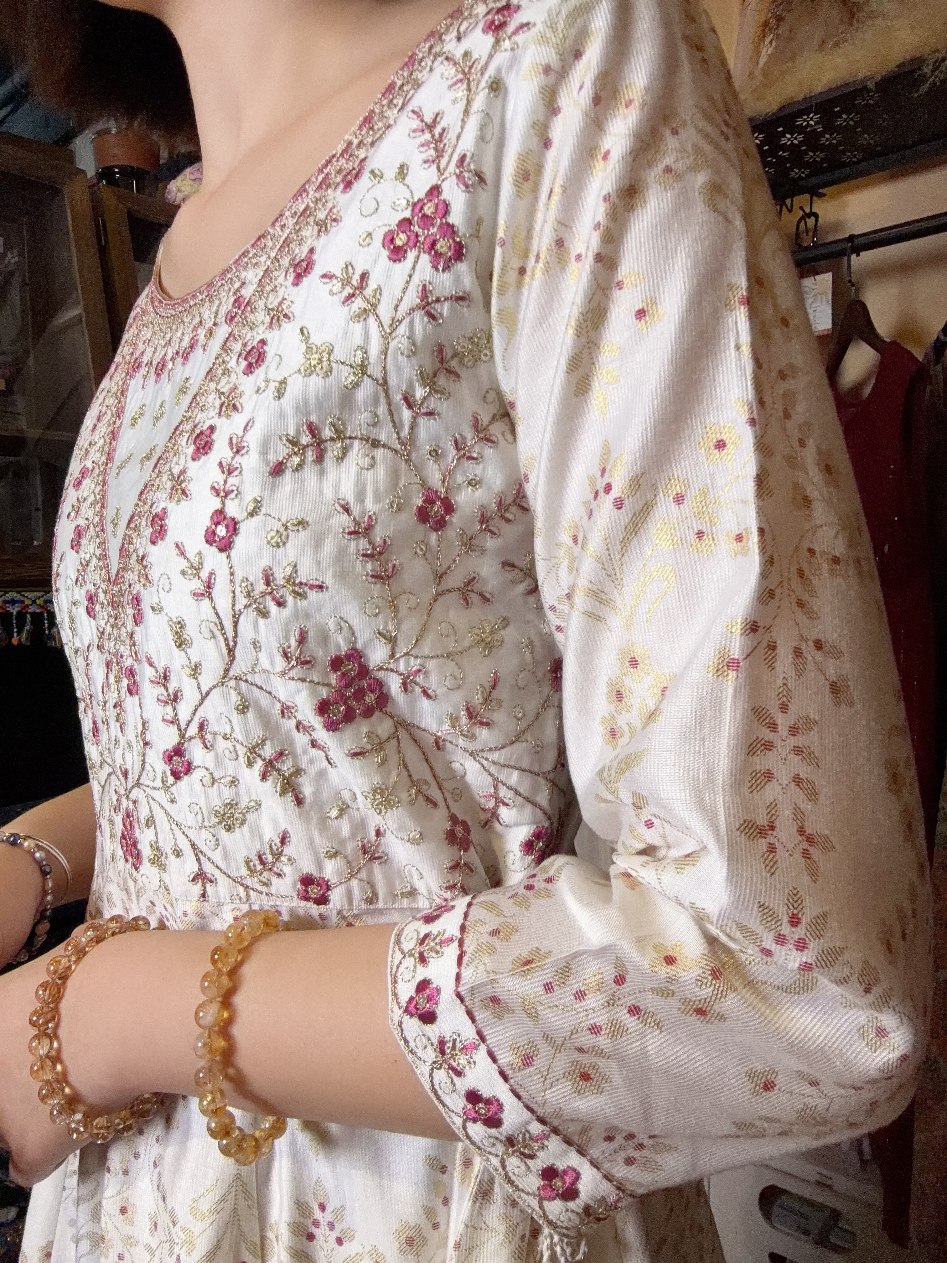 1662 Pearl White X Pink Emb. 12-cloth 4-Rope OP 49"