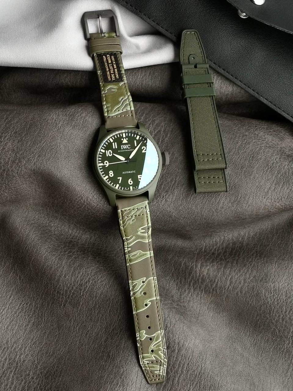 表壳、底盖、表扣首次采用磁化钛材质，高温处理后呈深灰色，区别于普通钛金属银灰色，更坚硬、防刮、不过敏。 表带由大厂制作，氟胶搭配森林绿进口帆布缝线；另赠可快拆联名皮带，整体搭配质感高级。 机芯采用日本西铁城8N24，稳定精准、耐用，厚度与万国82机芯一致。 首批试制50枚，现已可内部品鉴，量产同步加紧生产中。