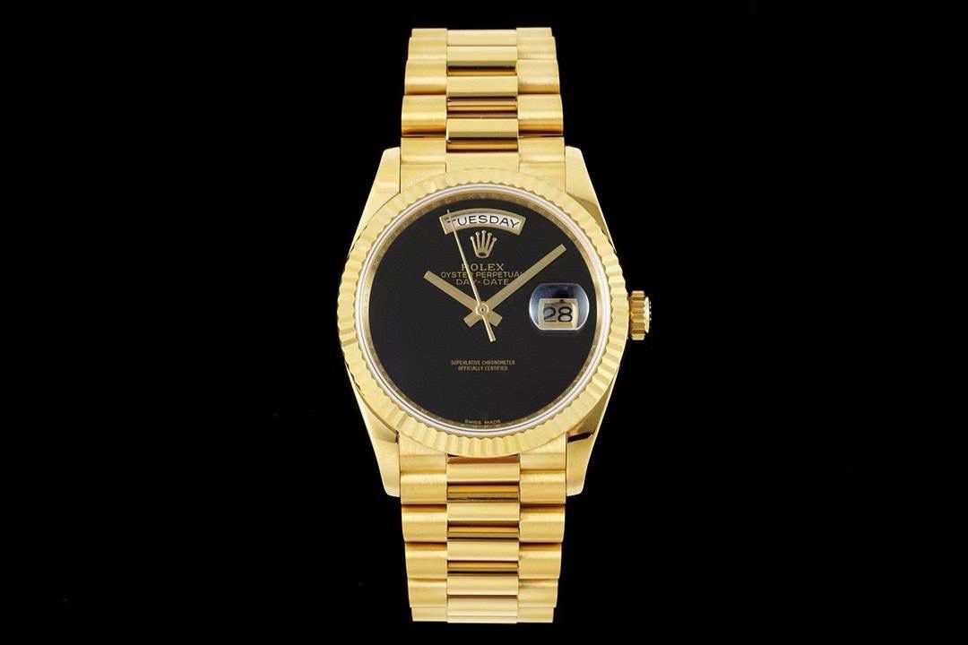 劳力士 ROLEX 星期日志型36系列 🎮EA1 1⃣️搭配2836机芯，品质稳定可靠；日志系列 36mm 2⃣️与原装一致厚度11mm：表径36mm；【修正市场其它版本不足，市场其它版本尺寸厚度不对，一眼假】 3⃣️表盘设有18ct金，镶钻石，6及9点钟位置镶方形钻石；🎮 4⃣️ 一体成型中层表壳，旋入式底盖及上链表冠； 5⃣️顶级做工，每条表带与表耳完美契合，给予手腕最高的舒适度； 每个极致的细节都是工厂匠心开发的诚意！！🎮S1精致推荐男士机械腕表