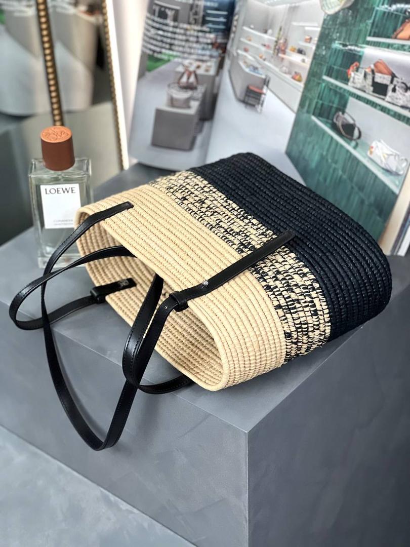 𝗟𝗼𝗲𝘄𝗲 𝗕𝗮𝘀𝗸𝗲𝘁手袋 面料：进口棕榈纤维/牛皮 编码：182006 颜色：渐变黑/白 尺寸：28*20*10cm （下单须知：‼️由于天然纤维材料特别，带毛刺，日照时间长短不同，颜色会略有变化，纯手工制作，每个包的尺寸也会所不同‼️） 这款菜篮子做工比之前愈加细腻，背上不会显得笨拙,反而衬得小巧精致、时尚清新,草编与小牛皮的搭配,更显随性自然。 🏷️小Tips：防尘袋可放内里做内胆收纳包使用哦