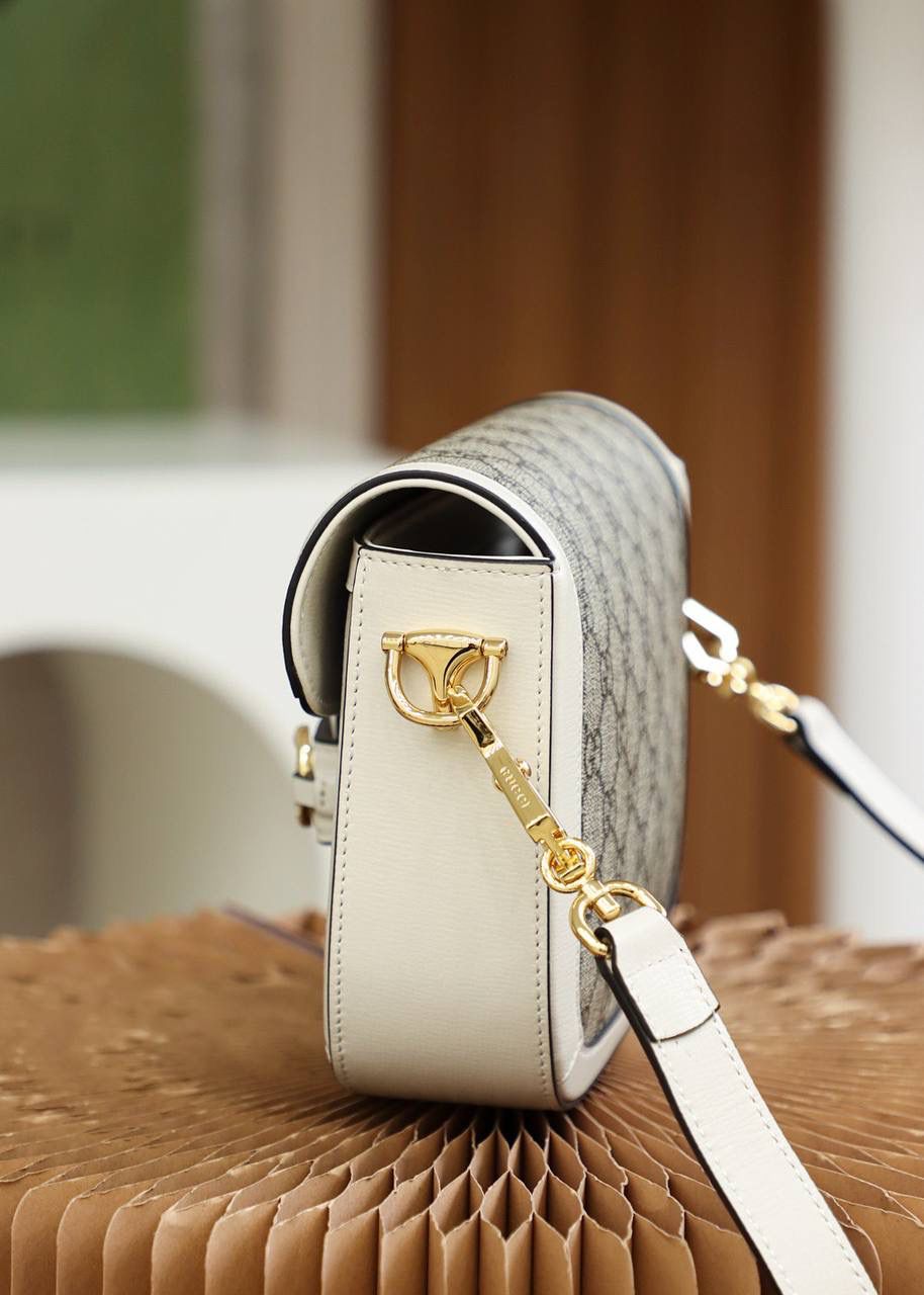 𝟭𝟵𝟱𝟱 𝙈𝙞𝙣𝙞 马衔扣系列 正品皮#658574# ☞尺寸：20.5*14.5*5cm 马鞍包1955系列迷你，为这一季复古风格又再次打开了新世界，这款迷你马鞍包保留了它原有的样貌，但；搭配两条根本不同的肩带，添增了混搭风格，却发出更加浓郁的复古气息，搭配同色的棕色皮革肩带，呈现出低调优雅气息，搭配红绿织带则突出强大的复古效果，可爱却不失去复古，这一季，又是人手一只的节奏啊！！🤩🤩