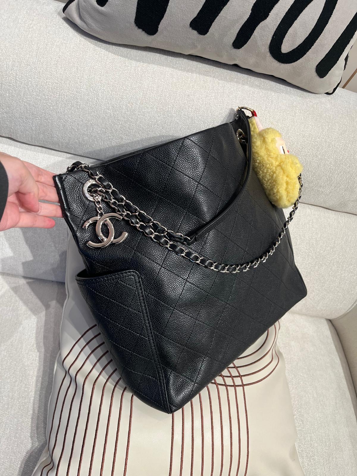 Chanel Shoulder Bag Calfskin 黑色魚子醬牛皮100%Authentic, 98%New ✅19 Card✅Dust bag