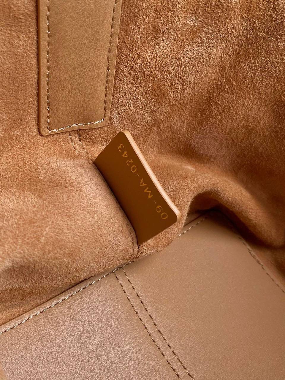 🈶焦糖色小号 𝗗𝗜𝗢𝗥 𝗧𝗼𝘂𝗷𝗼𝘂𝗿𝘀手袋，大爆款 即出即断，供不应求的一只啊 时尚敏锐度高的早已经抢先背了 比想象中更酷，又飒且慵懒的感觉🤩🉑 熟悉的超大藤格纹和近年来惯用CD搭扣 解开卡扣从方包变成托特大包，真绝了 23×15×15cm，#m1292m