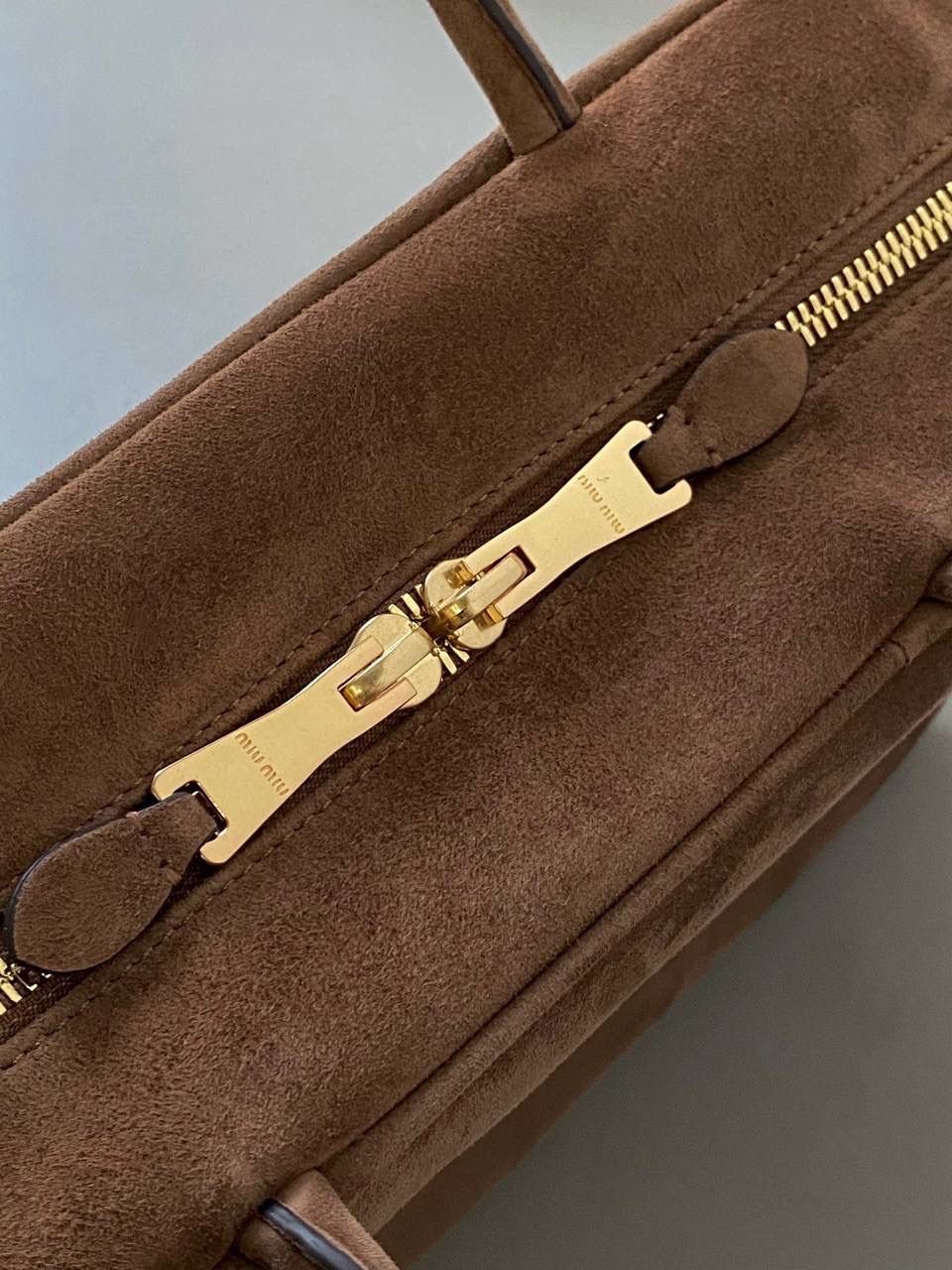 🈶可可棕 𝗠𝗶𝘂𝗠𝗶𝘂24秋冬公文包 今年棕麂皮系列大人气啊！ 深深的巧克力色，满满秋冬味儿～ 绒面皮每年都会有，但是！！ 今年这股风刮的特别猛 从秀场到ins博主穿搭，或者线上门店 几乎都有麂皮元素！ 西装款 夹克 风衣 鞋子 包括包包等 延续去年美拉德色系的颜色， 今年的颜色各种各样，有深有浅 但我唯爱咱miu家的这个巧棕色 绝对秋冬氛围感里，最“增质感”的时髦单品！ 23×34×10cm #F0020m