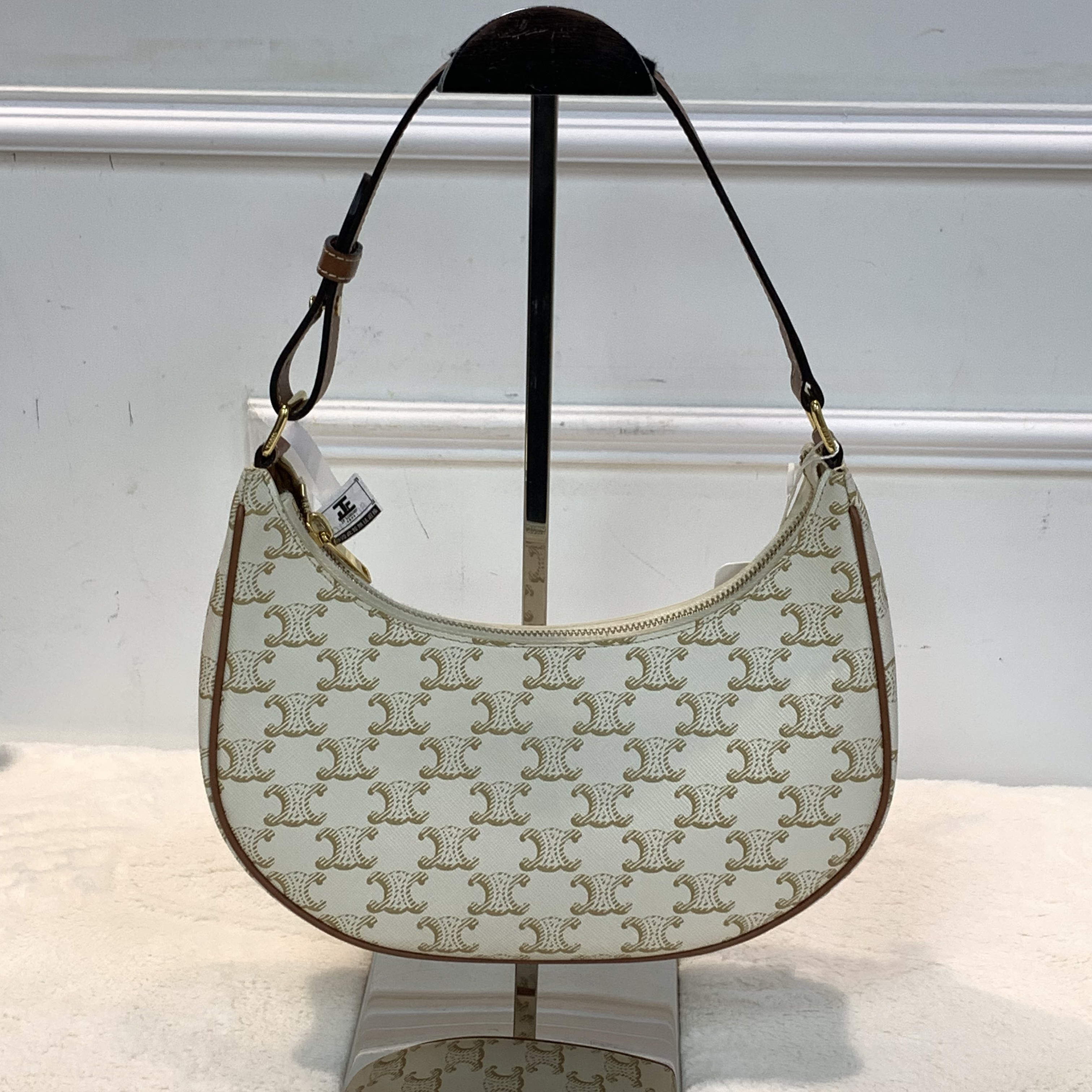 celine triomphe ava凱旋扣腋下包 