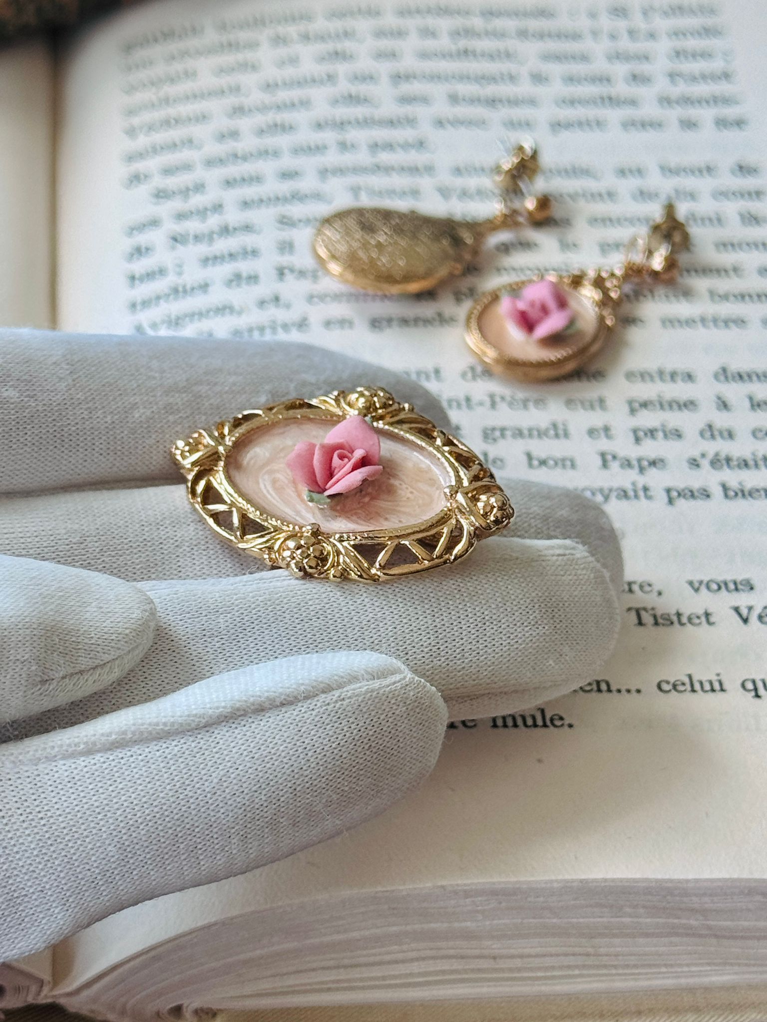 Vintage Avon Ceramic Rose Stud Earrings and Two-Way Brooch/Pendant Set (MT2581) 