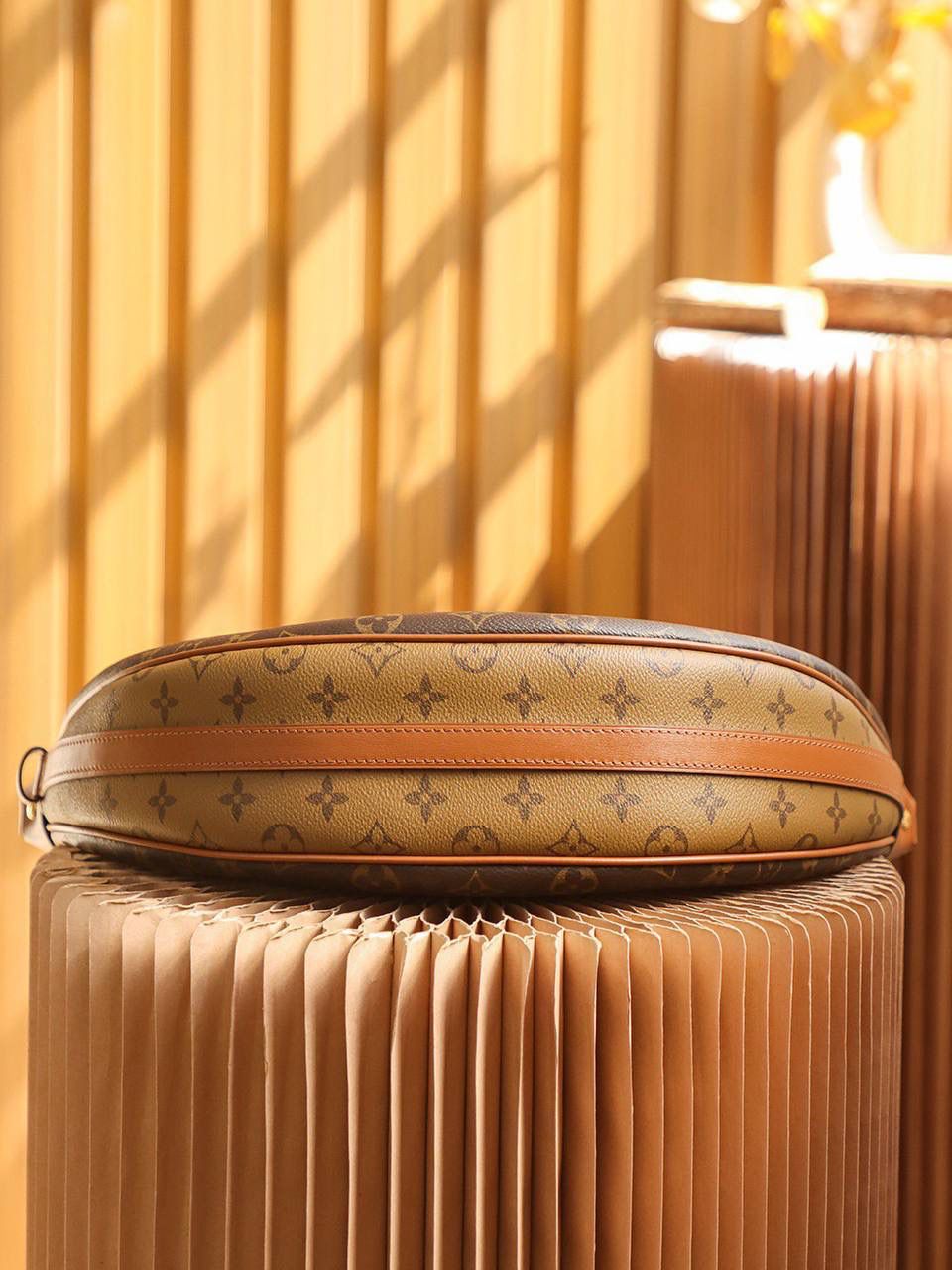 𝐋𝐎𝐎𝐏 𝐇𝐎𝐁𝐎走秀款 👜✨ ▪️尺寸：38*26*10cm▪️ 走秀款大碗豆包𝐋𝐨𝐨𝐩 𝐇𝐨𝐛𝐨实在太有时髦感了，以半月形弧度为轮廓，从秀场第一眼就爱上了，包型慵懒又时髦，可甜可盐， 老花拼色，经典又有亮点，两条肩带设计， 金属链条可当复古的腋下包使用， 皮肩带可斜挎可单肩，多种背法凹造型， 容纳量杠杠的，子母袋设计，用来当妈咪袋也是又时髦又实用，所谓的颜值担当并具备实用性的冠军，非它莫属！