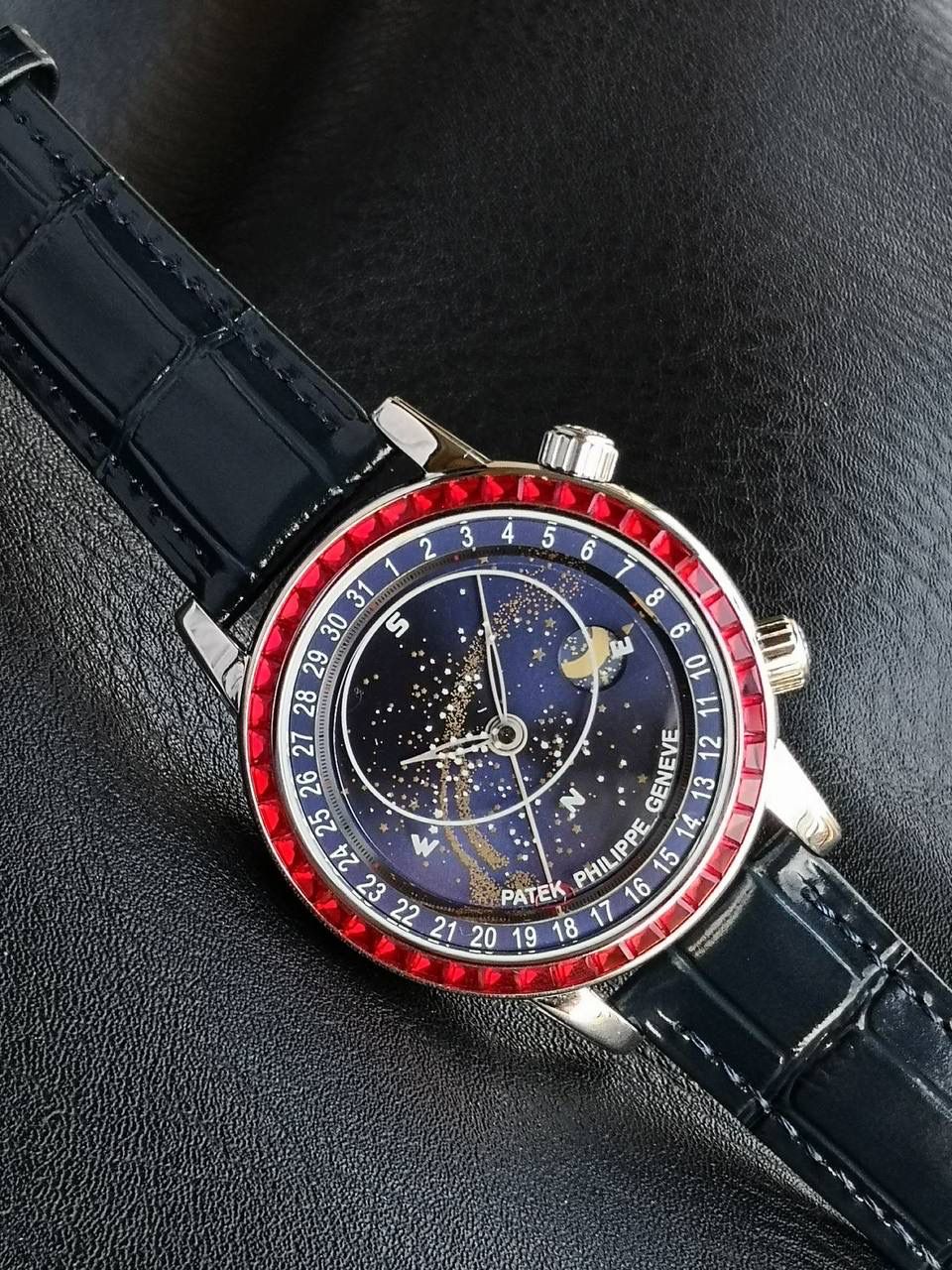 百达翡丽PP-6104G 日内瓦苍穹系列 市场顶级复刻神作震撼来袭！ 搭载原装进口miyota全自动机械机芯改制Cla.240机芯，搭配原装珍珠18K金自动锤，走时精准稳定，性能媲美正品；表圈镶嵌45颗璀璨宝石，表扣点缀28颗珍稀晶石，光影流转间尽显奢华质感；微拱形防眩目处理表镜，折射效果立体通透，让表盘细节清晰可见，质感再升一级💯💯